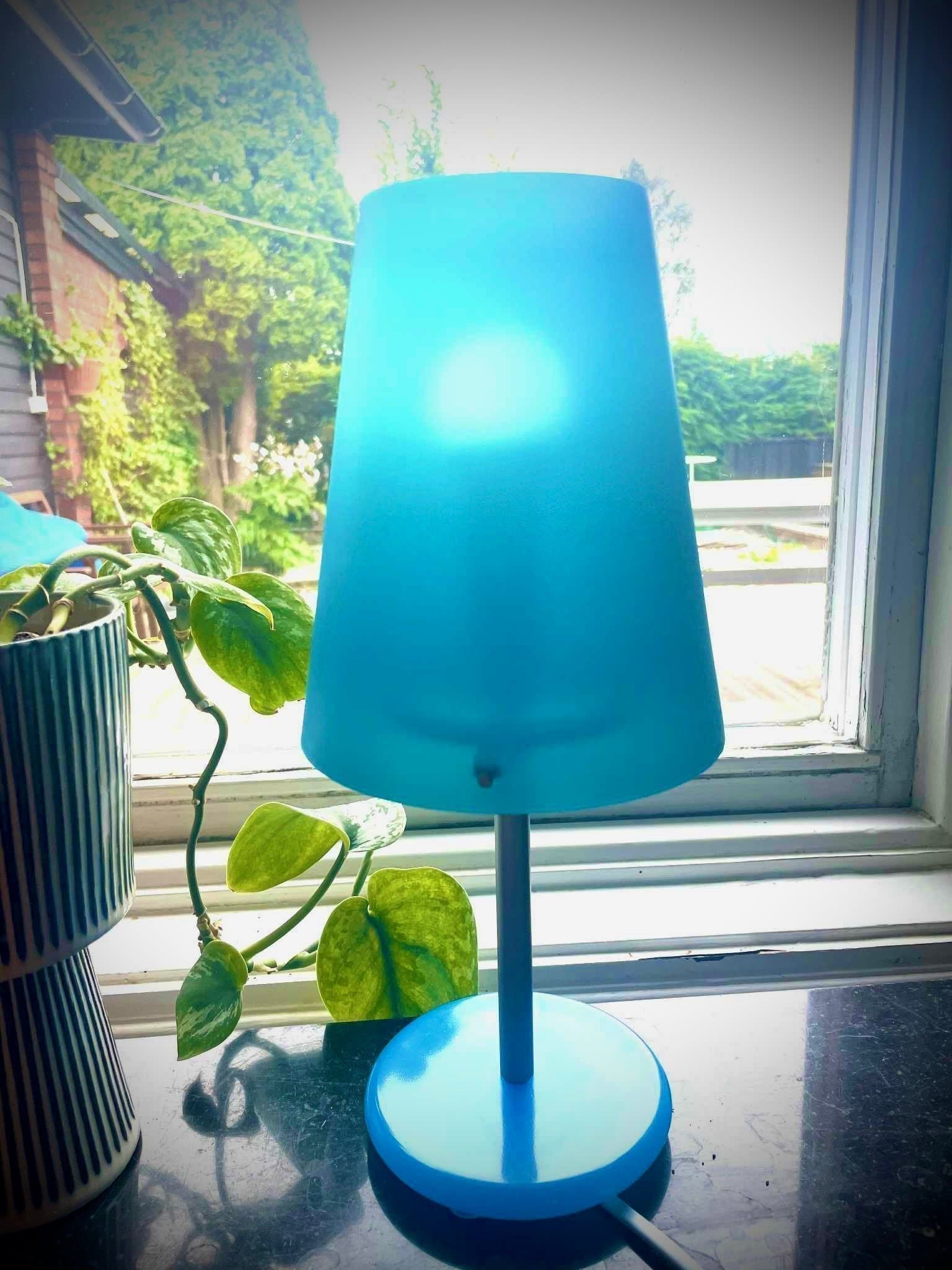 Vacker Tao design lampa Vandy blå/turkos energikick med glödlampa Fint skick