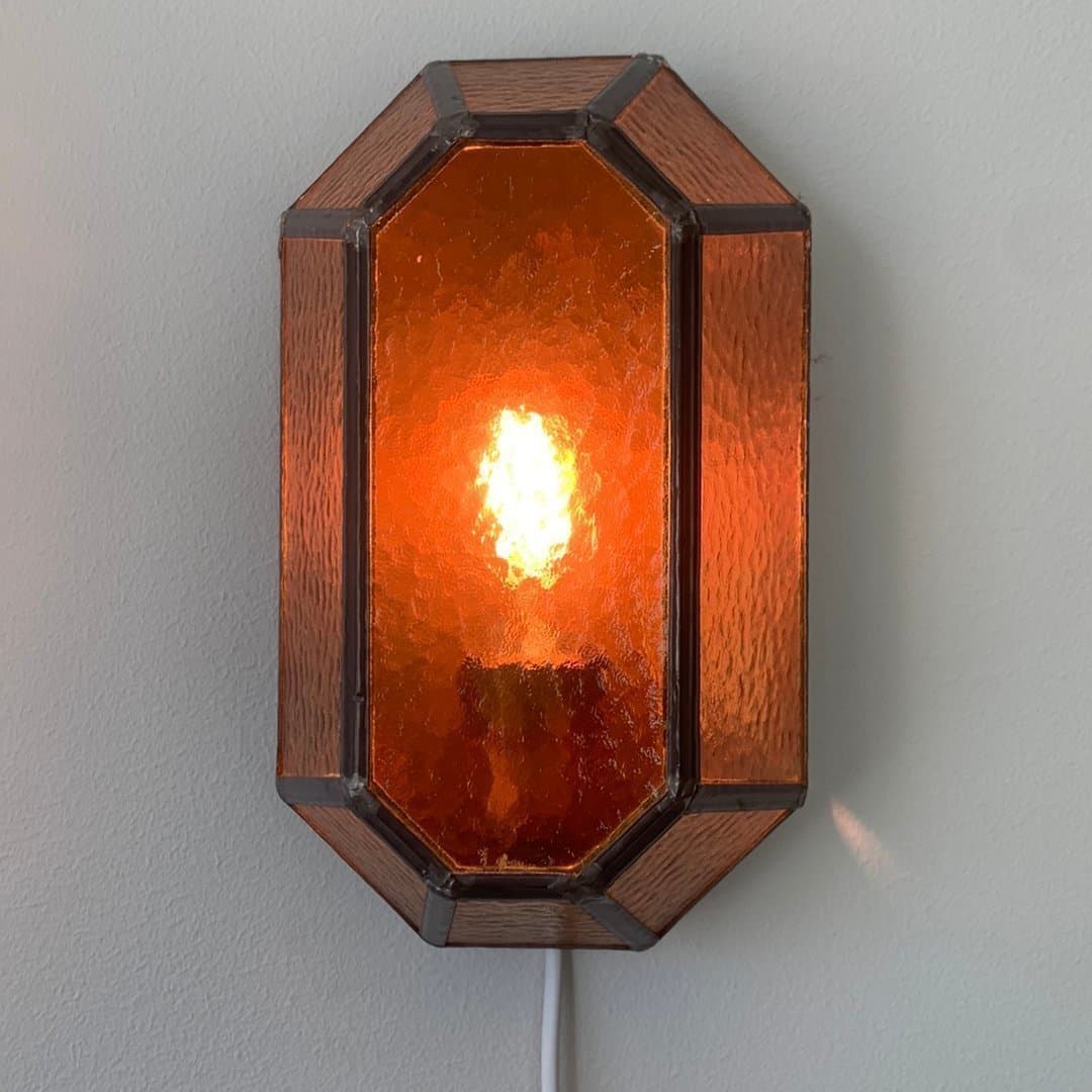 Vägglampa i glas och metall