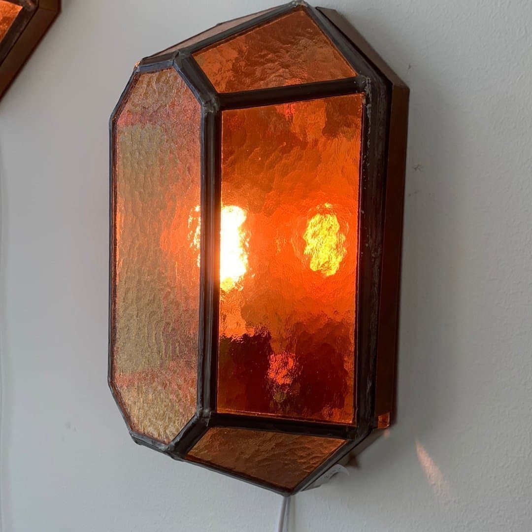 Vägglampa i glas och metall