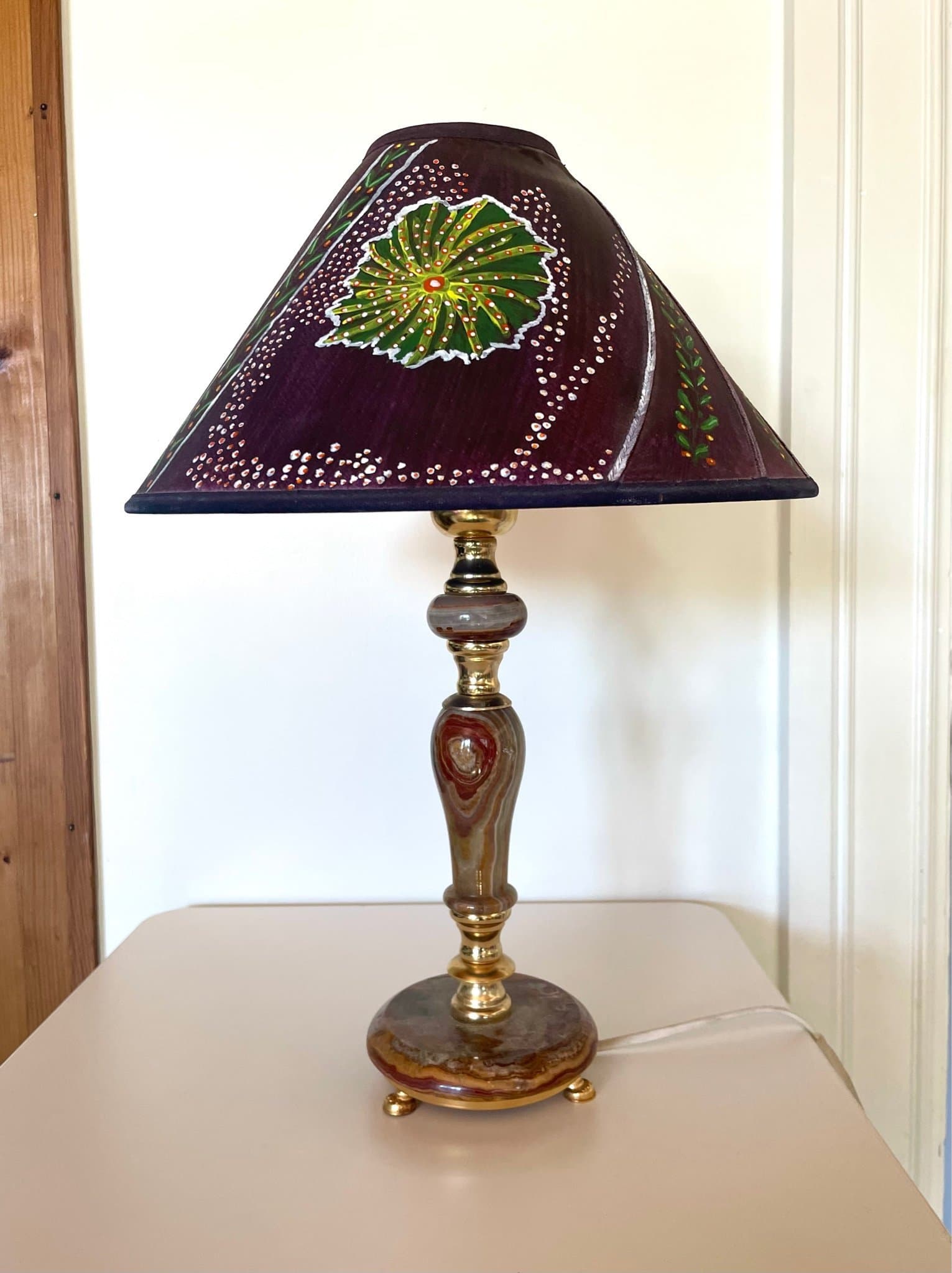 ONYX & MÄSSING BORDSLAMPA | Handmålad Skärm | 1960-tal | Boho Chic
