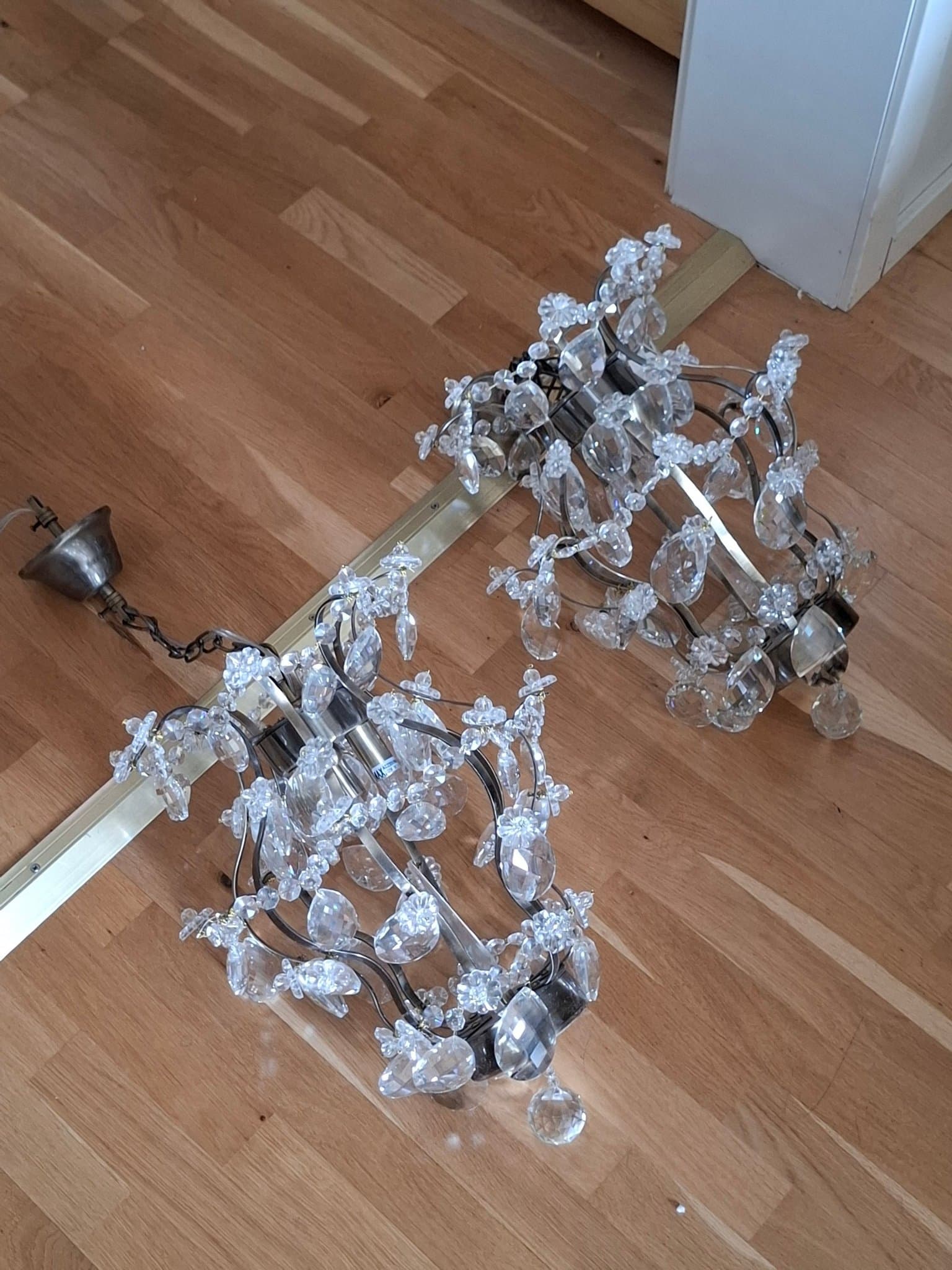 Två Kristallkronor taklampor.