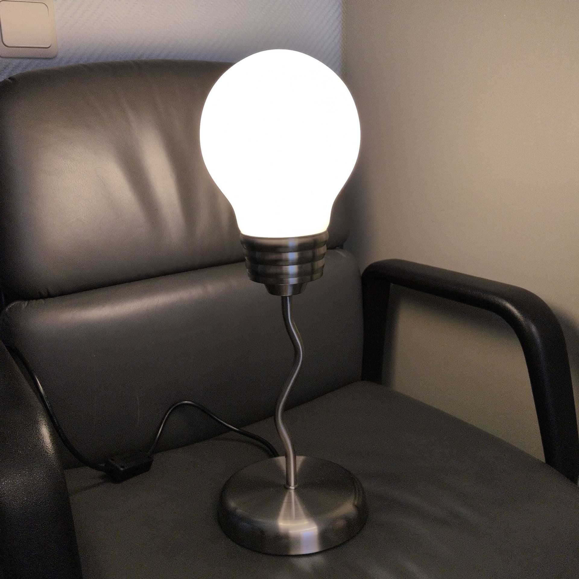 Bordslampa i form av en glödlampa