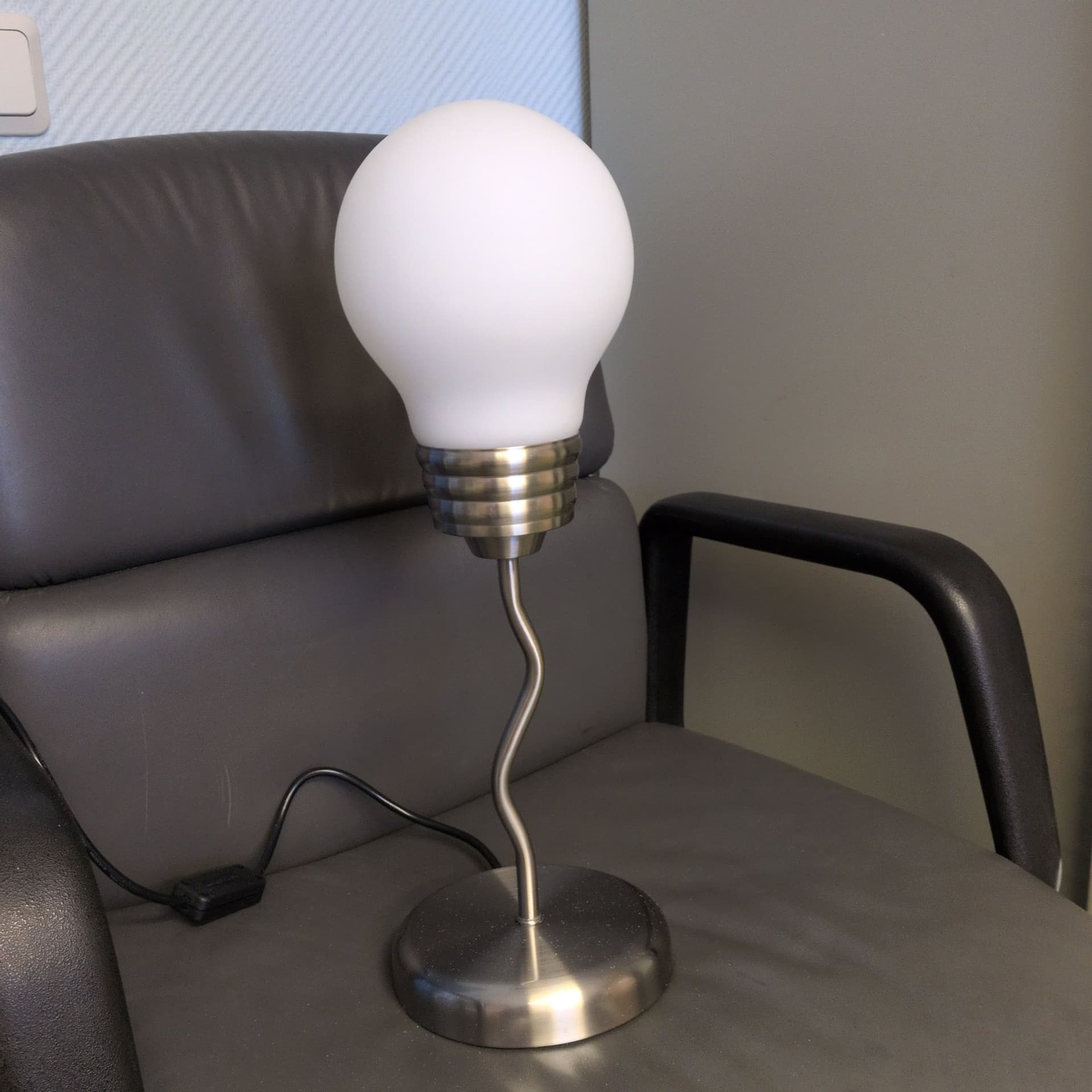 Bordslampa i form av en glödlampa