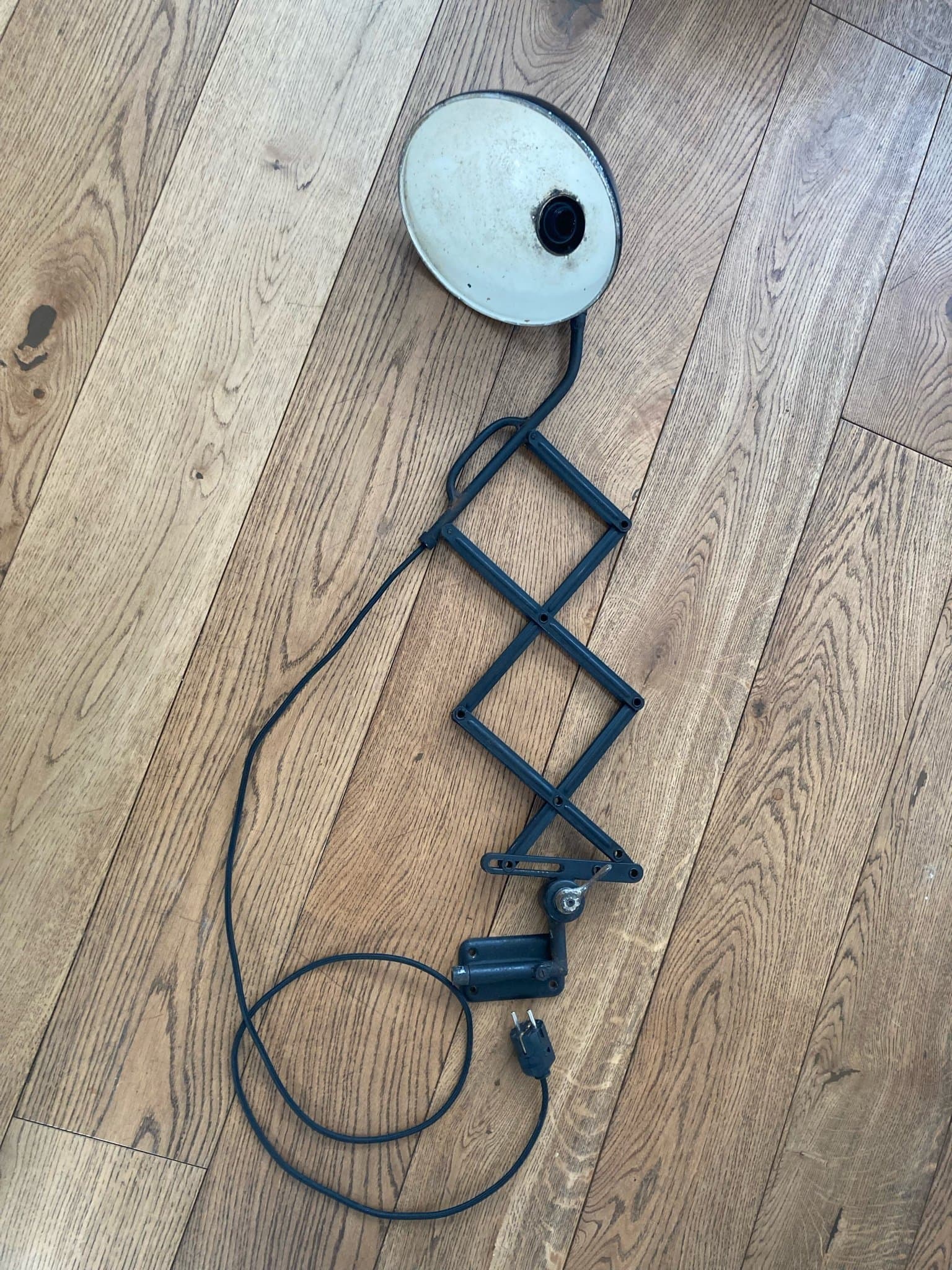 Vägglampa med saxarm Bauhaus