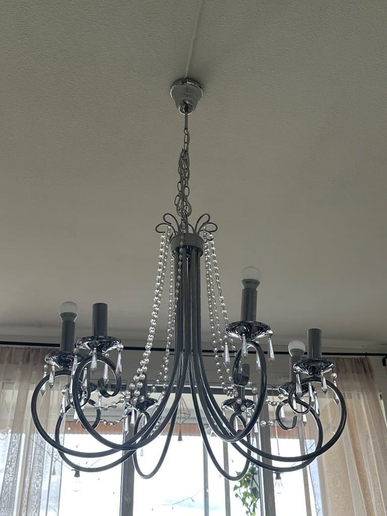 Taklampa med kristalldekorationer