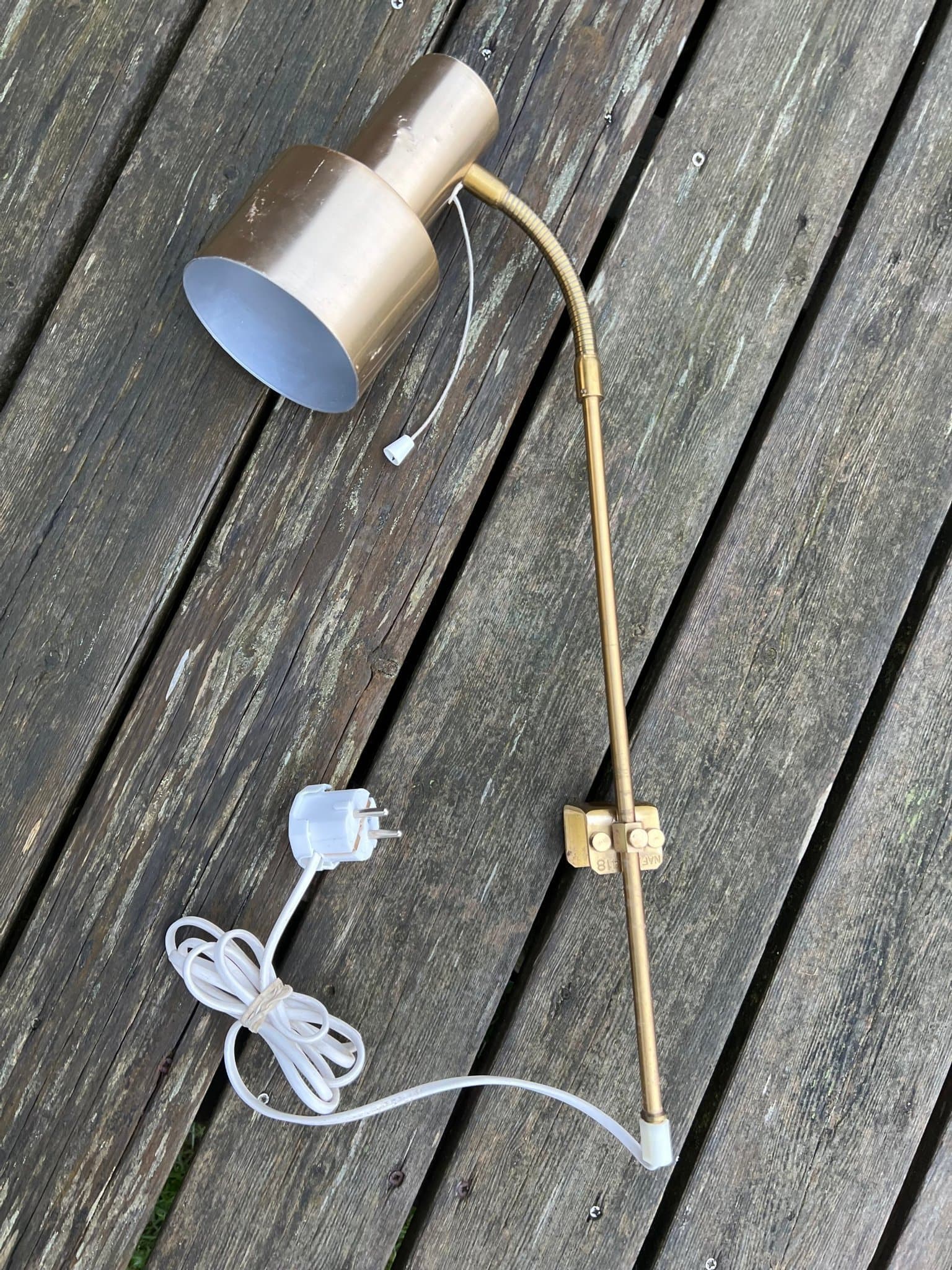 VÄGGLAMPA från NAFA. Ställbar. I mässing. 1970-tal. Nätt & fin TIDSTYPISK MODELL