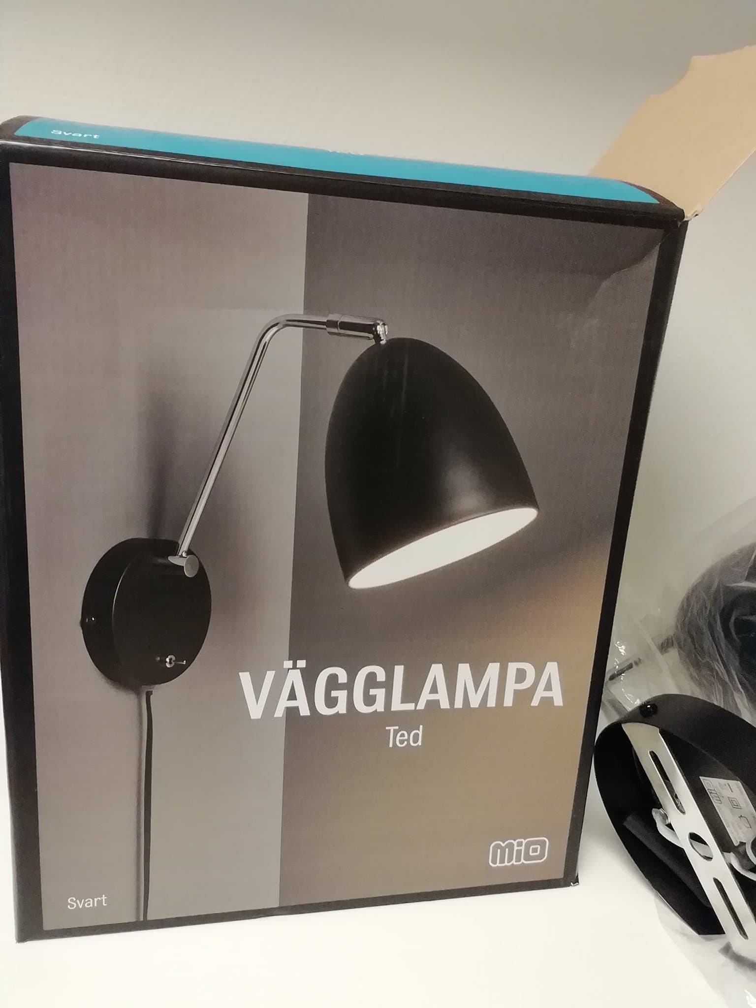 Oanvänd Vägglampa Ted-Mio-svart med blanka metalldetaljer- höjd ca 30 cm