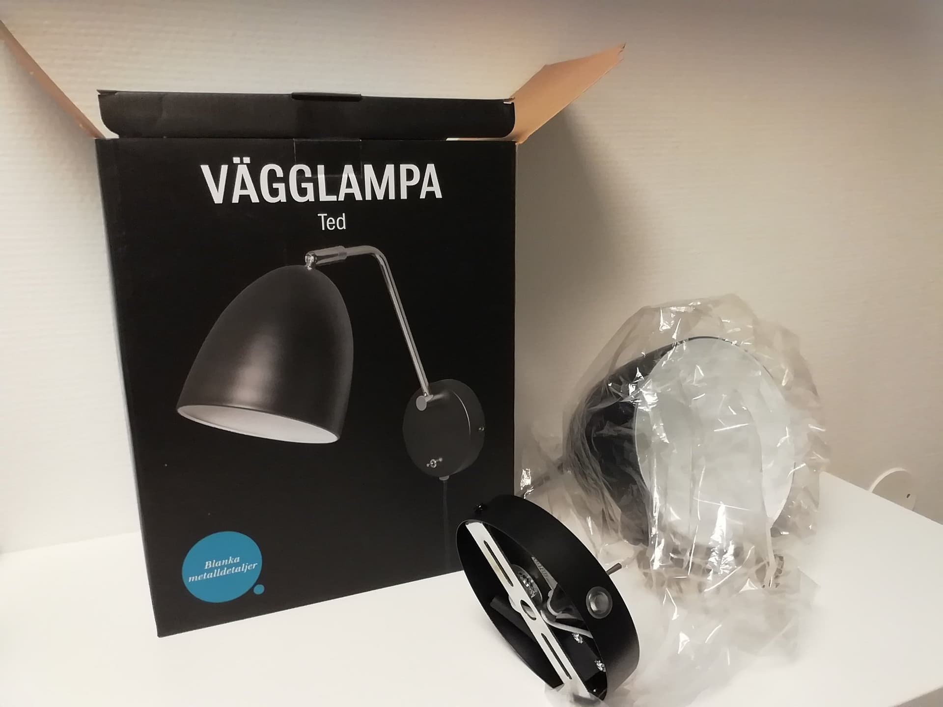 Oanvänd Vägglampa Ted-Mio-svart med blanka metalldetaljer- höjd ca 30 cm