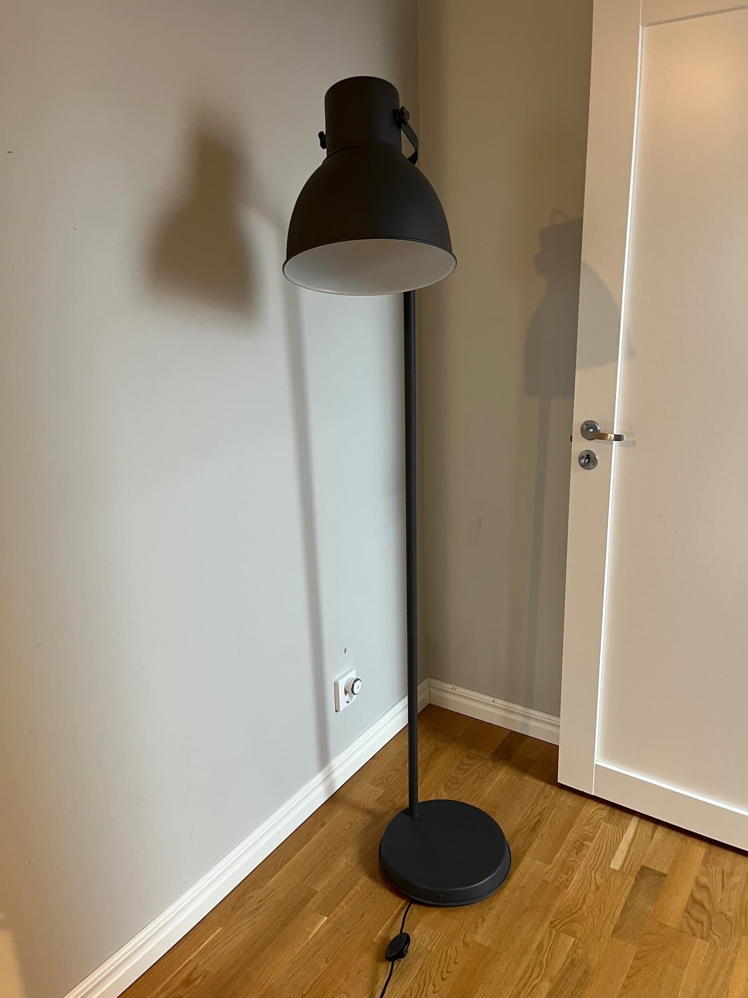 IKEA Hektar golvlampa, mörkgrå