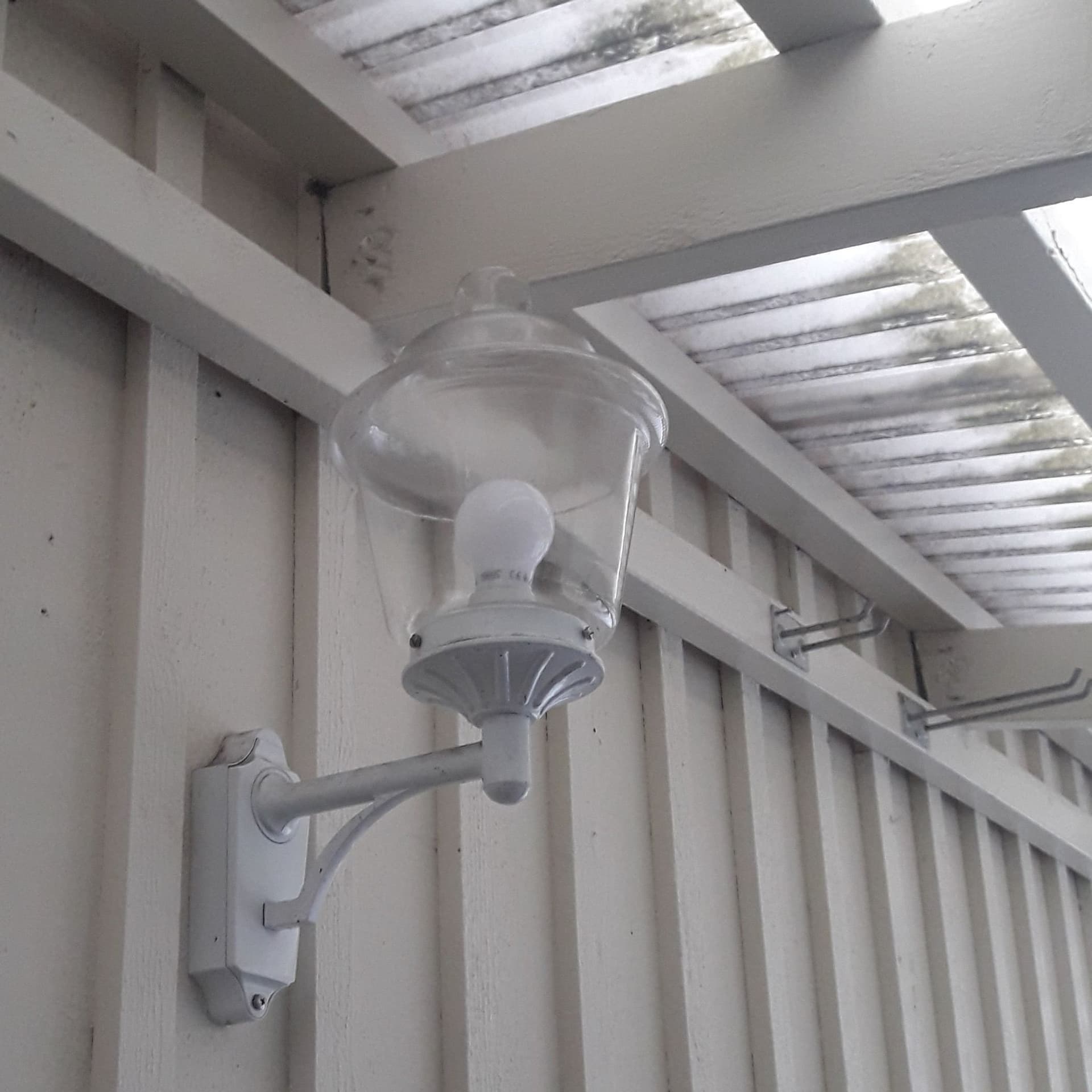 KONST SMIDE Lampa Utomhus Vägglampa Vit ATLAS Slutet 1990-talet. NY