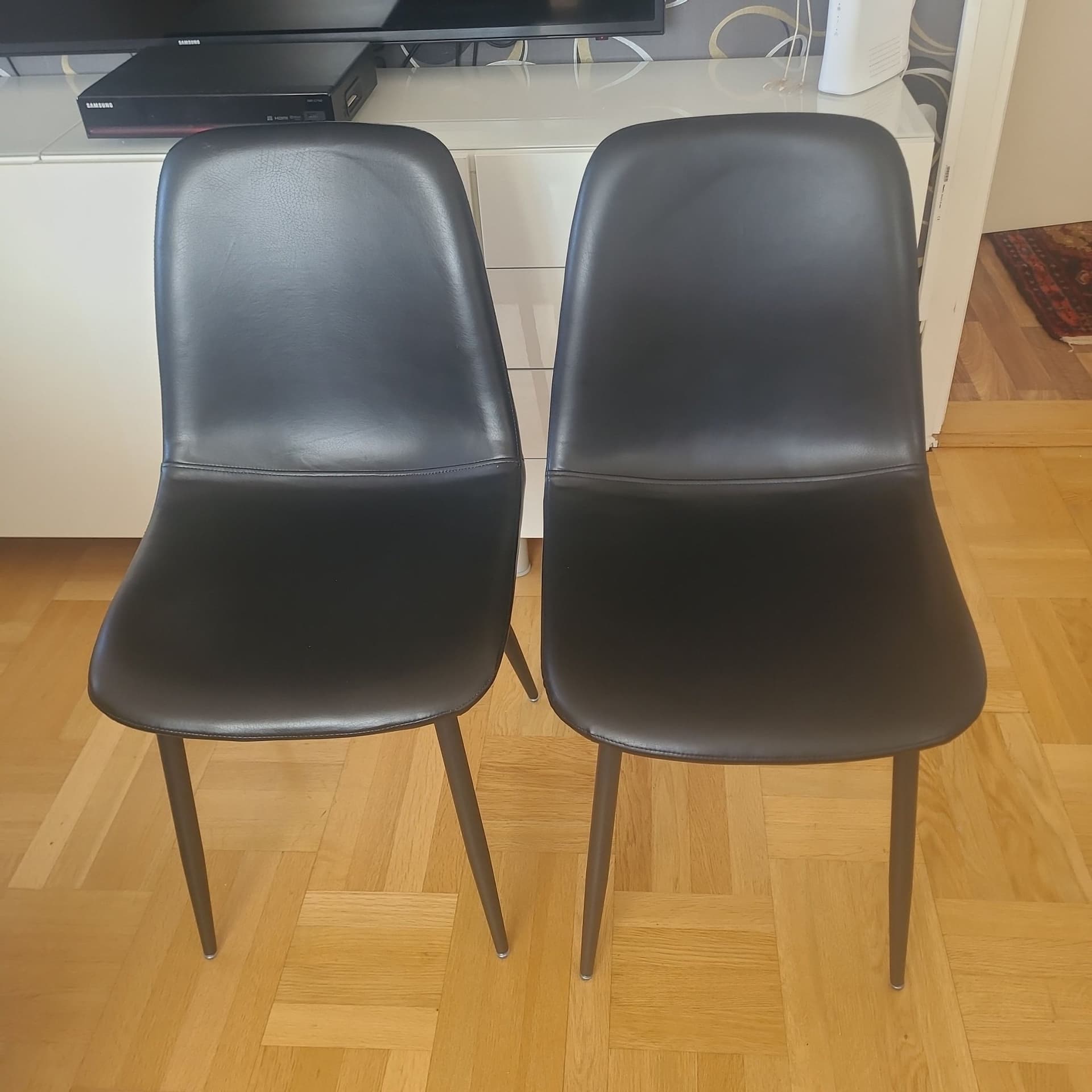 Matstolar i svart konstläder