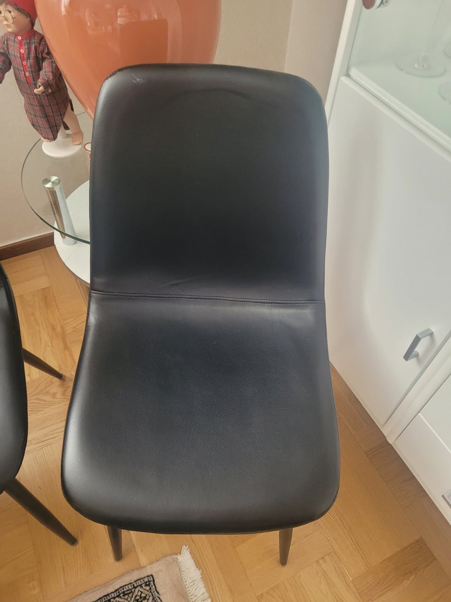 Matstolar i svart konstläder
