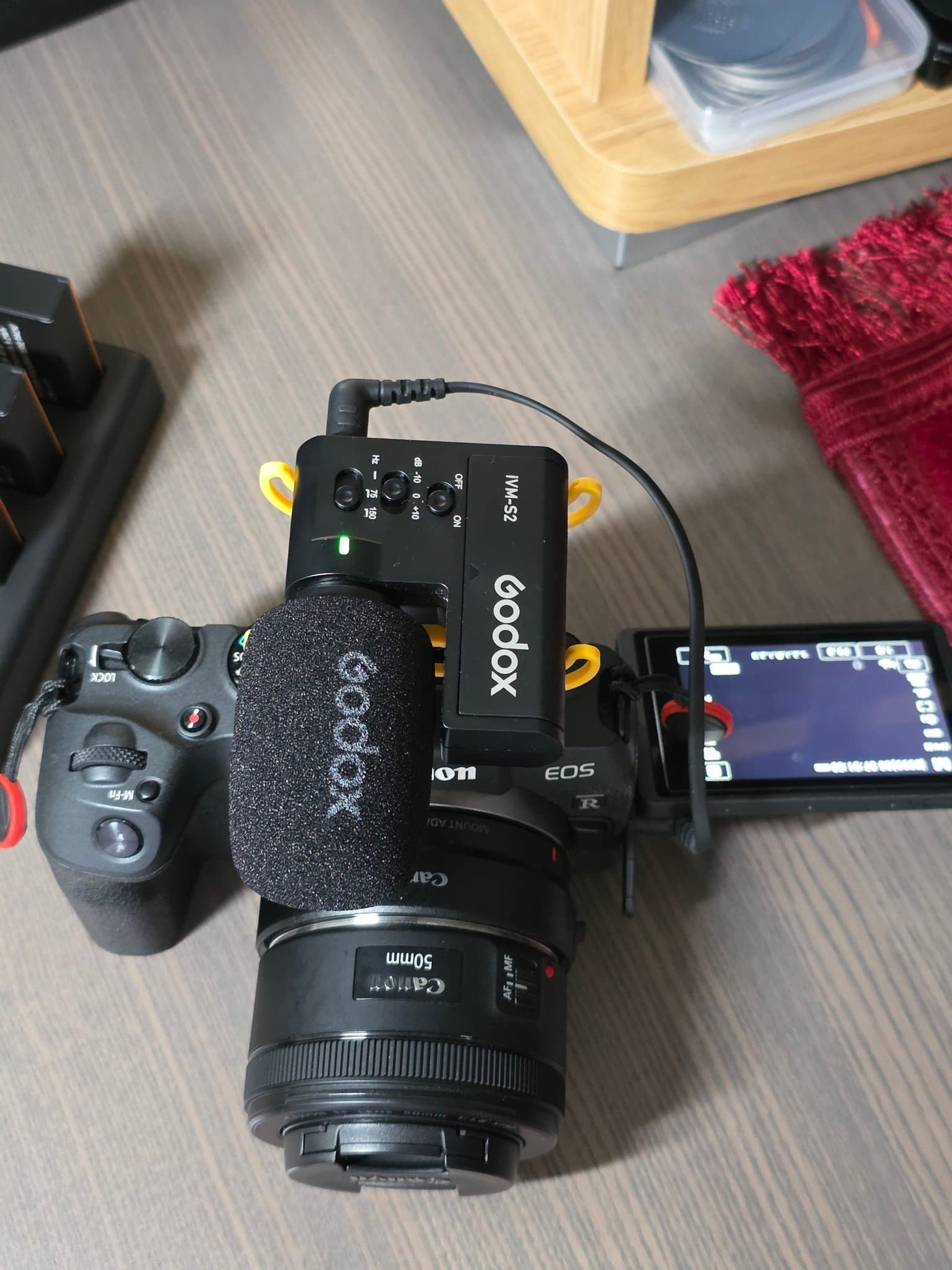 Canon EOS RP med Canon EF 50mm f/1.8 STM objektiv och Godox mikrofon
