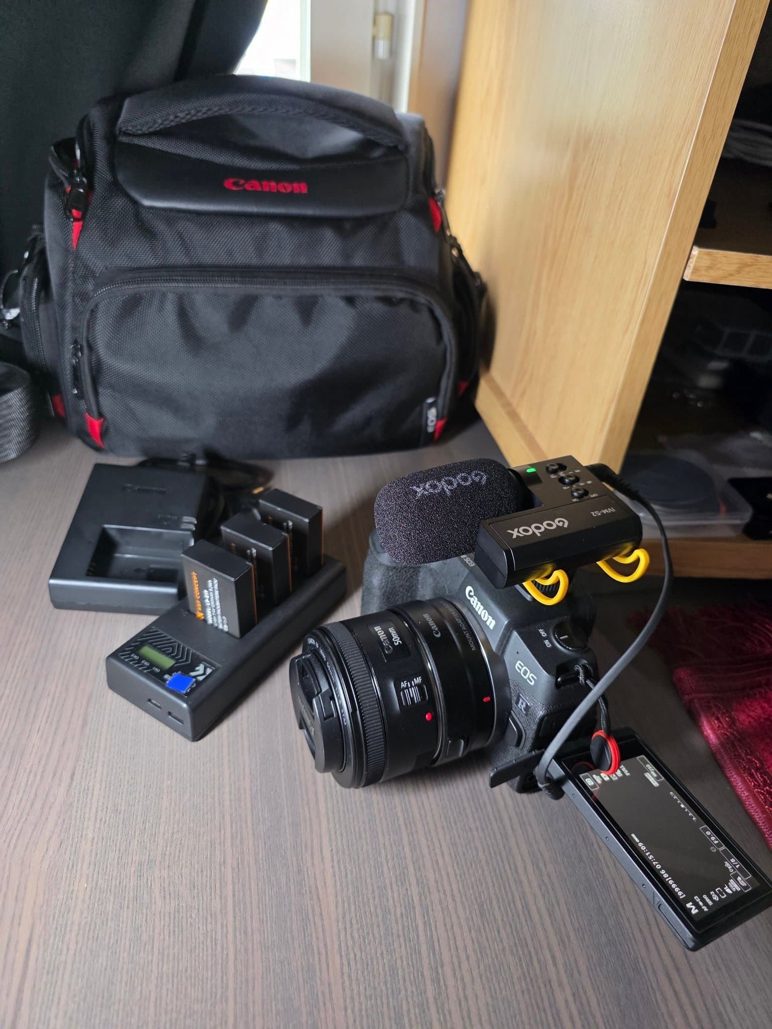 Canon EOS RP med Canon EF 50mm f/1.8 STM objektiv och Godox mikrofon