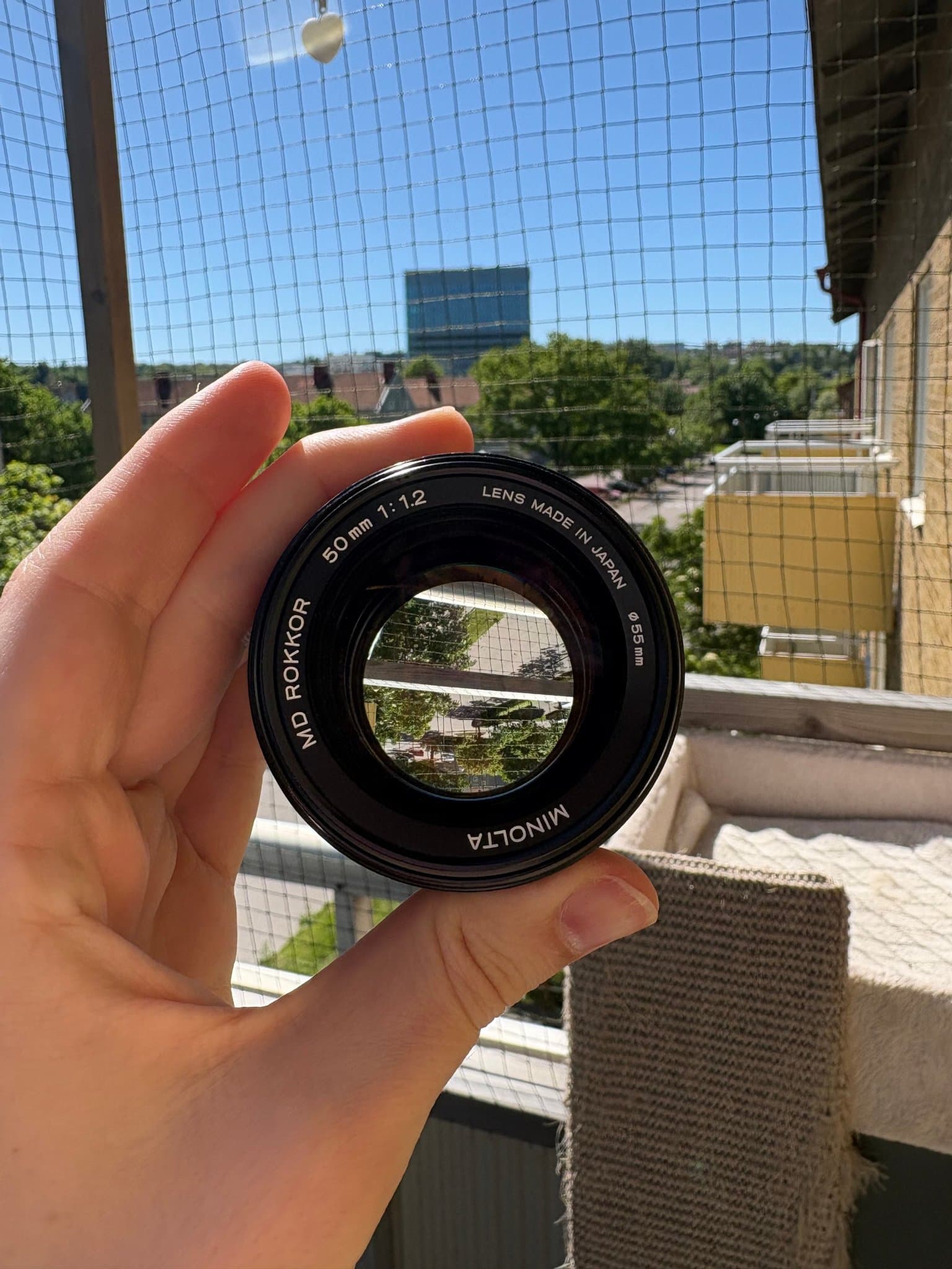 Minolta MD Rokkor 50mm f/1.2 + original motljusskydd – samlarskick