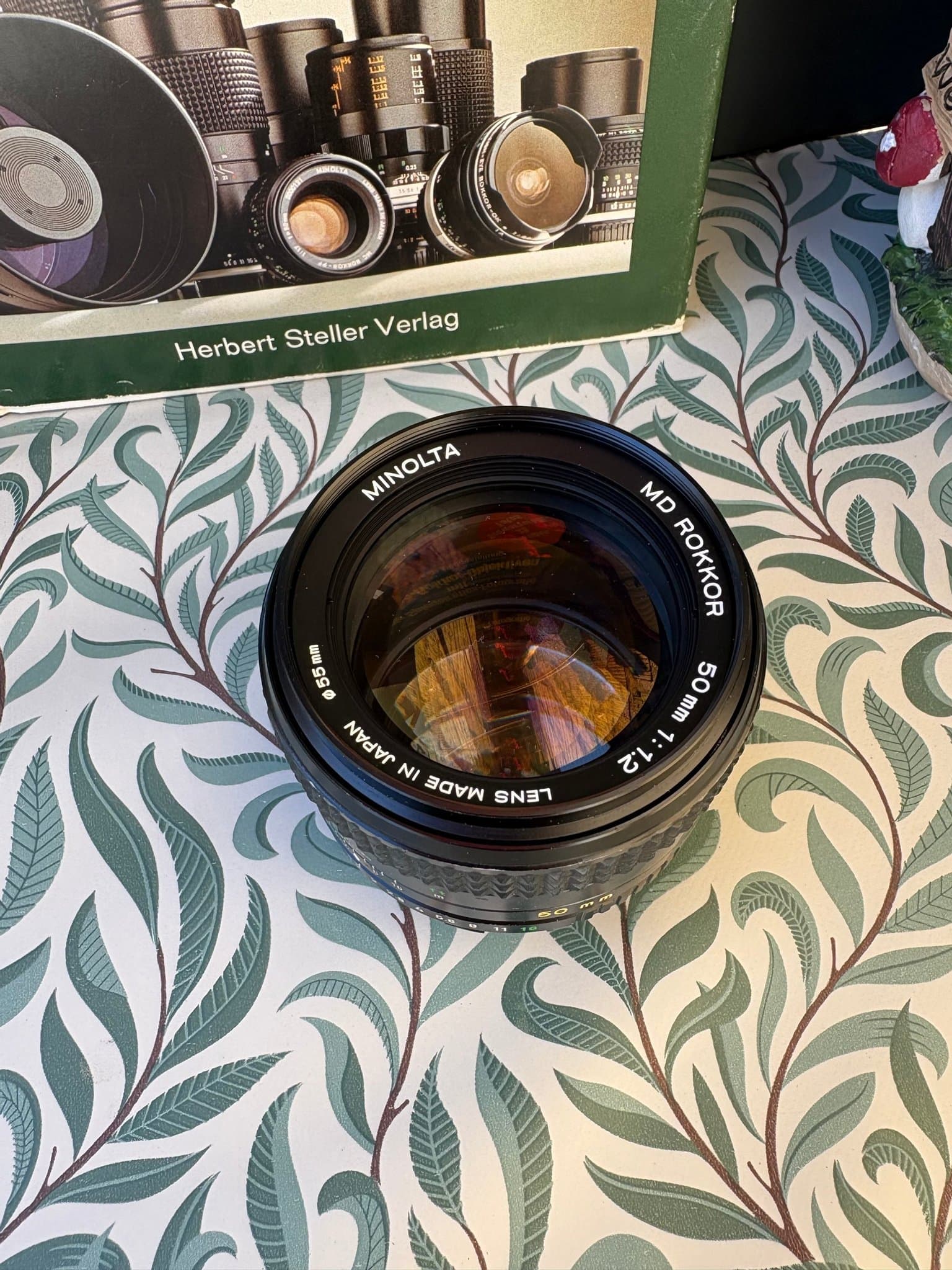Minolta MD Rokkor 50mm f/1.2 + original motljusskydd – samlarskick