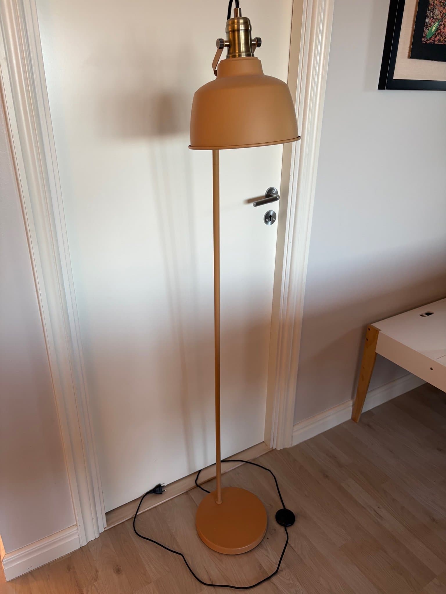 Golvlampa i metall