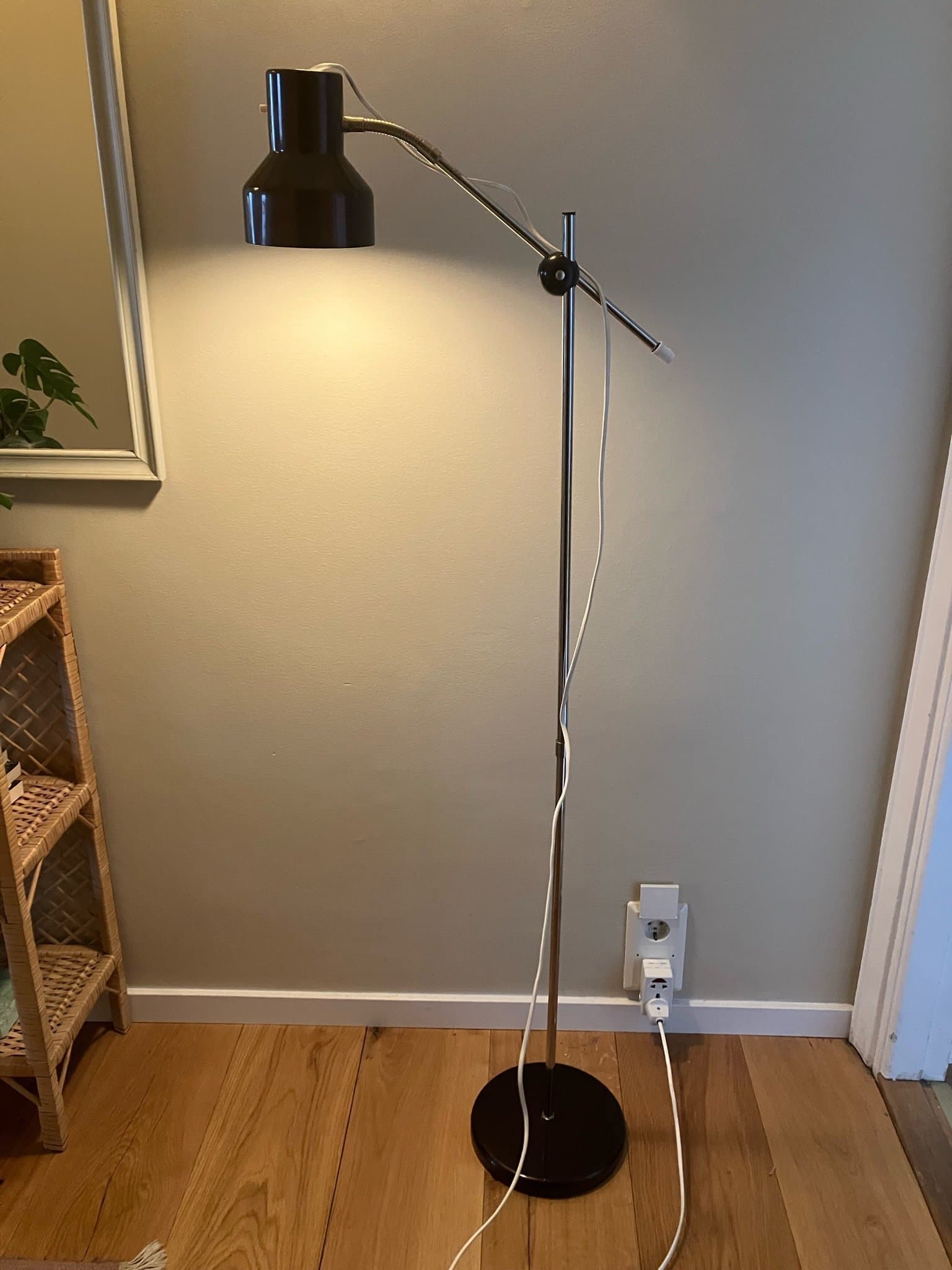 Retro golvlampa 70-tal vinröd metall – justerbar arm – vintage
