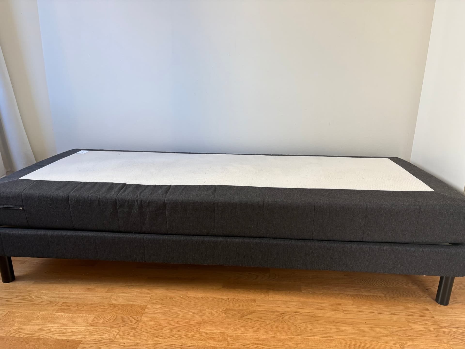 Sängbotten och fast madrass 80x200 cm