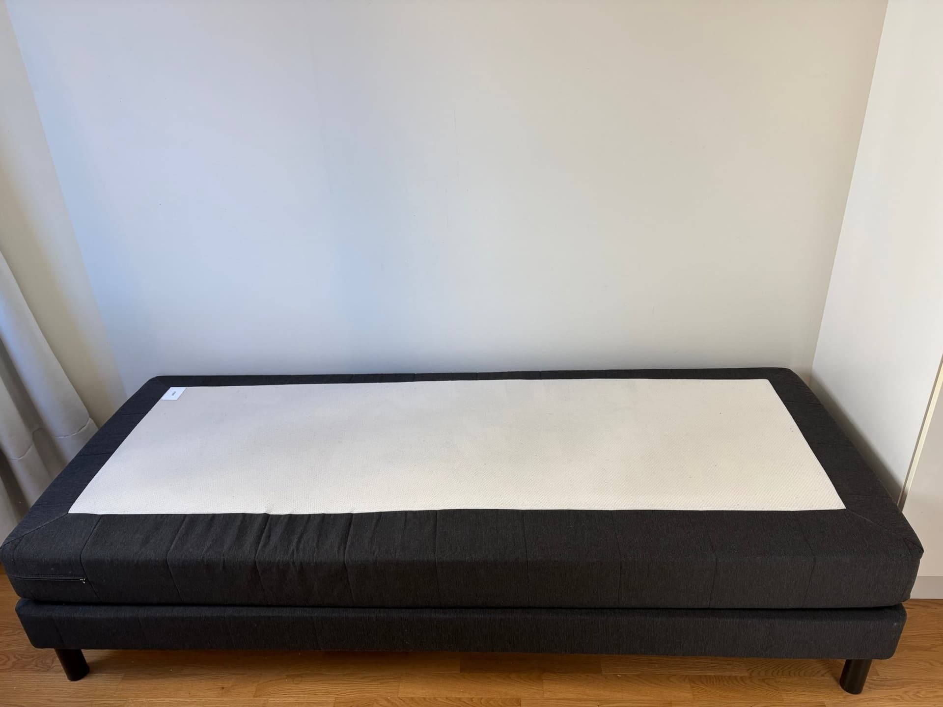 Sängbotten och fast madrass 80x200 cm