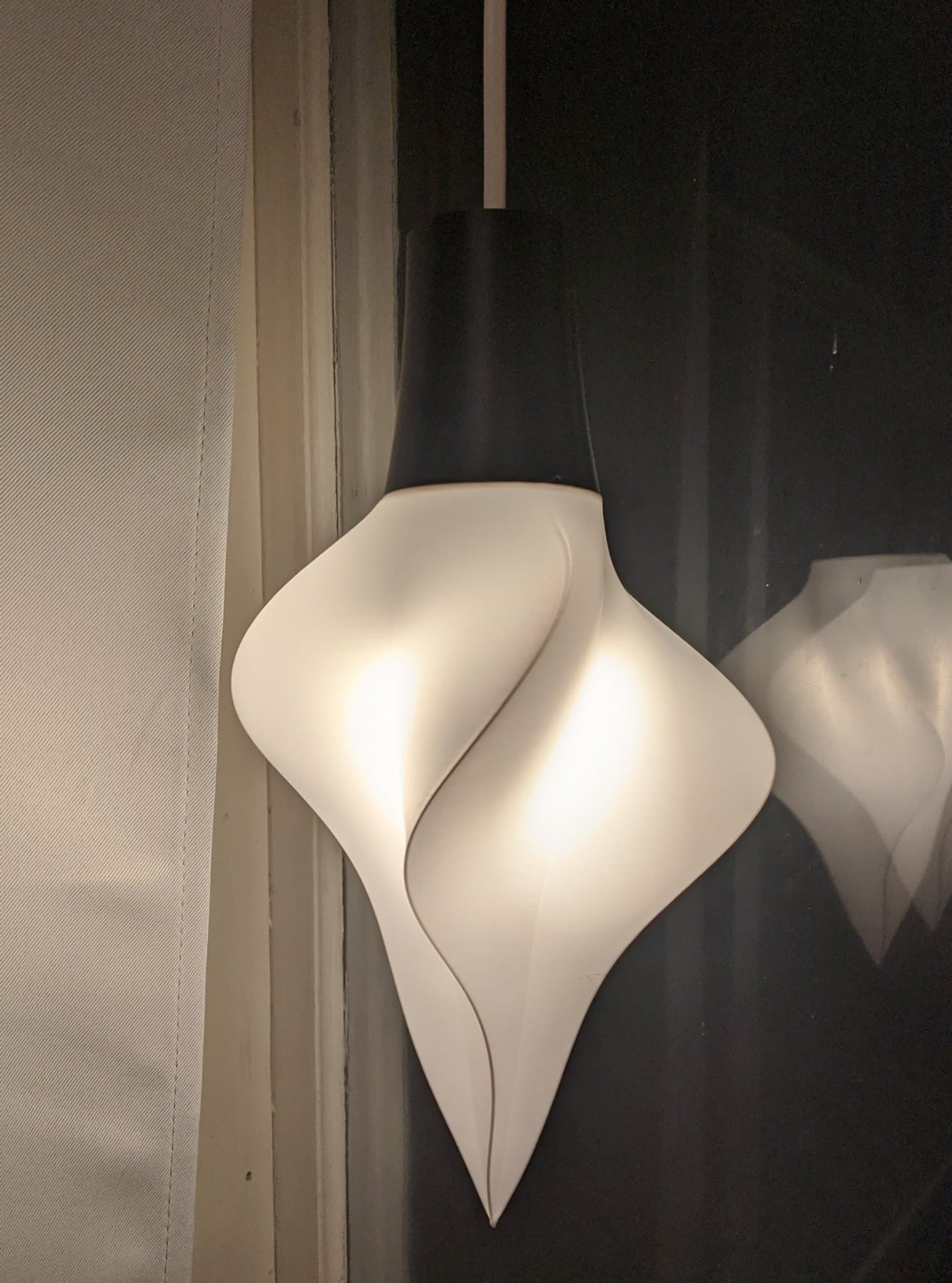 Fönsterlampa "Turbulence" i unik design, vit