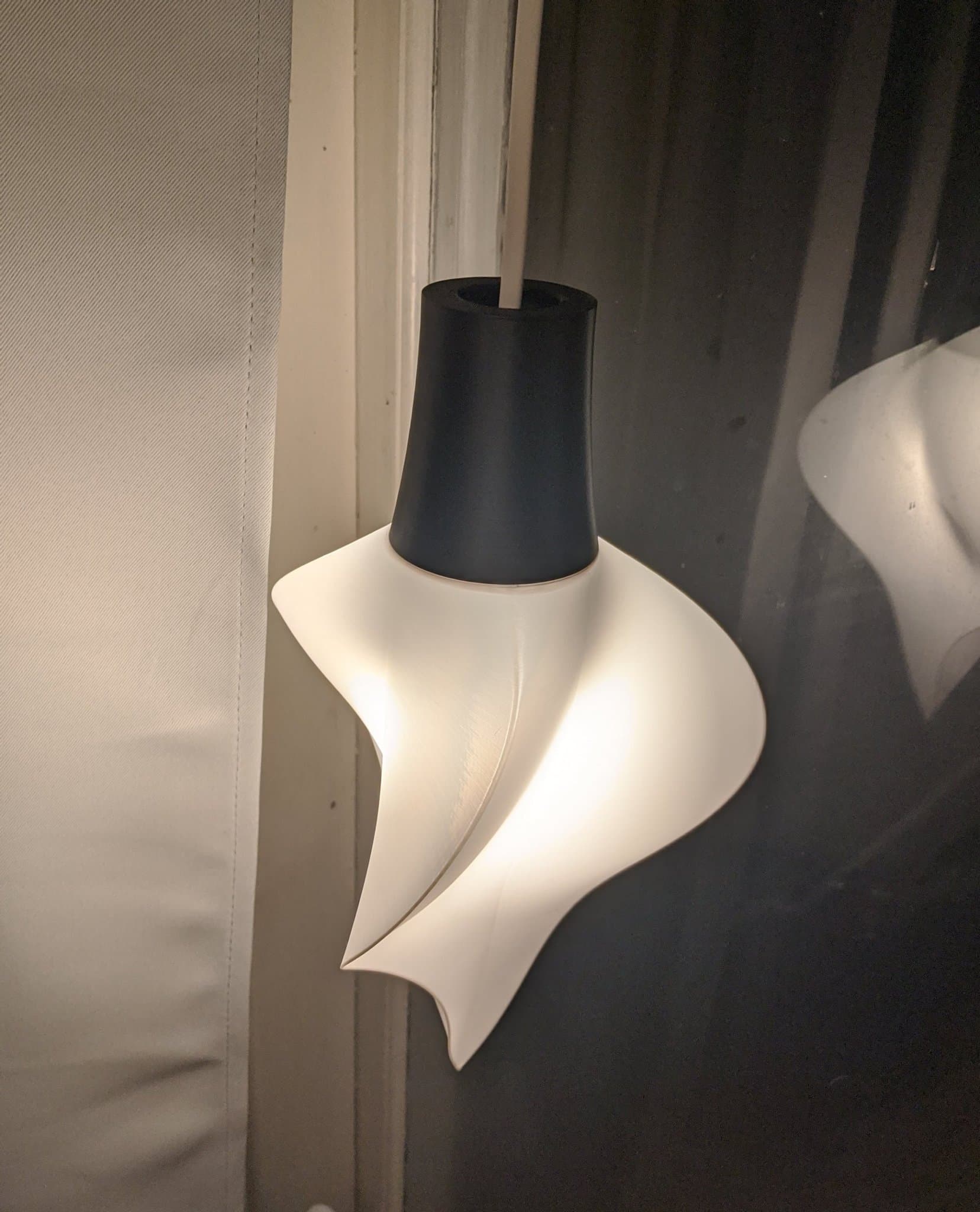 Fönsterlampa "Turbulence" i unik design, vit