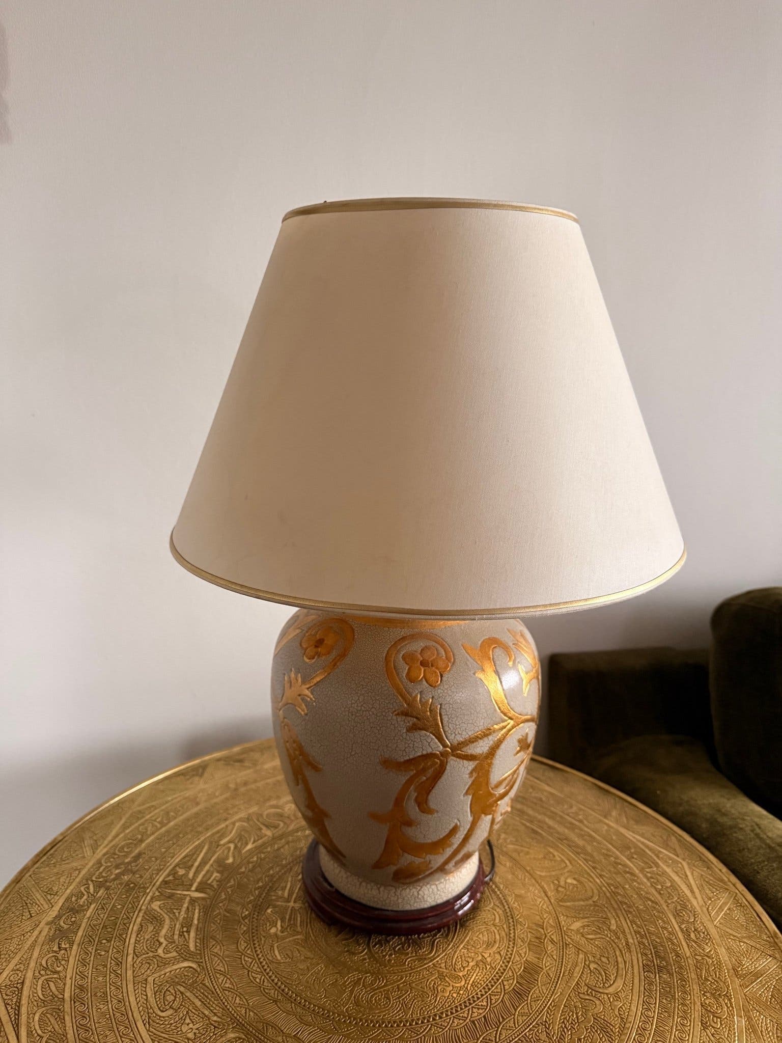 Bordslampa med blommotiv