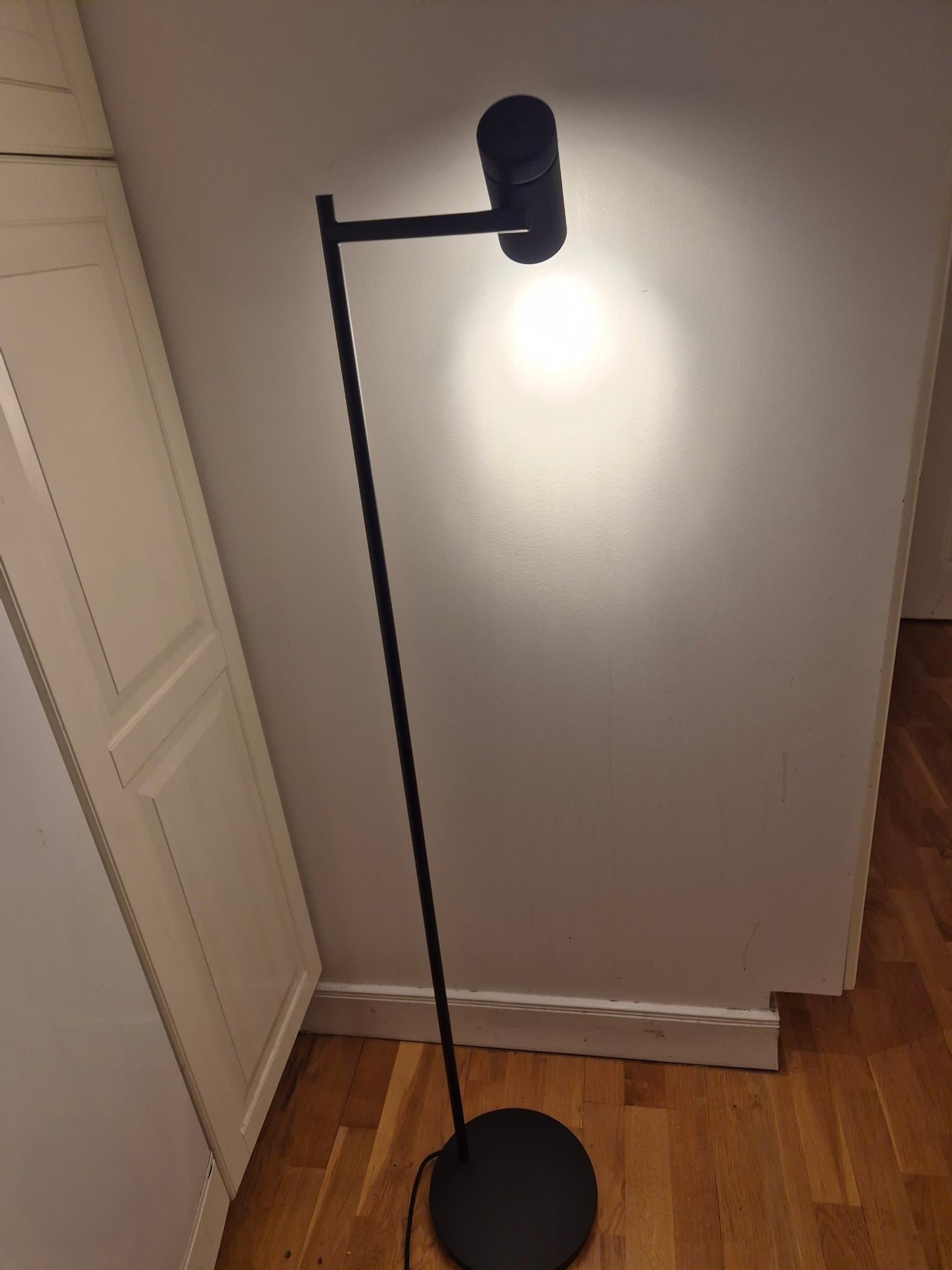 Golvlampa i svart metall