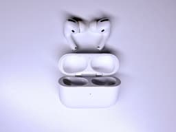 🎧 Apple AirPods Pro (1st Gen) + Extras
