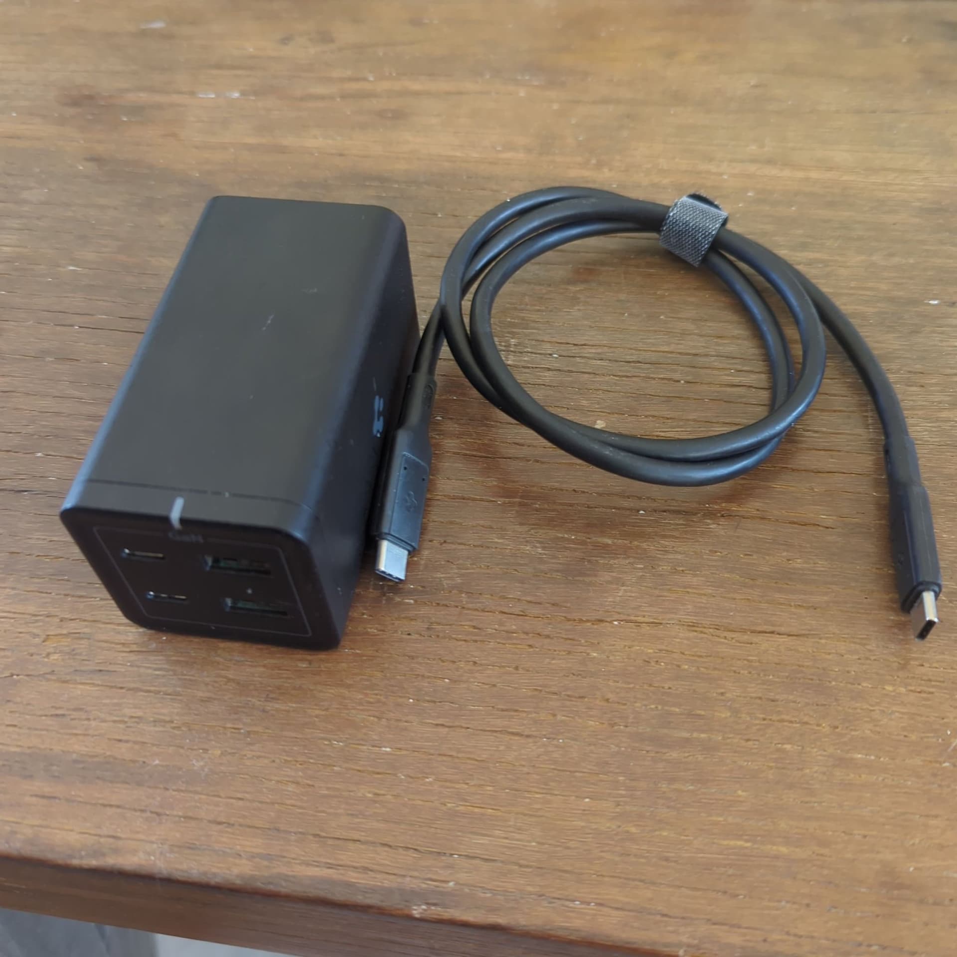 Spigen 120W GaN-laddare med USB-C-kabel