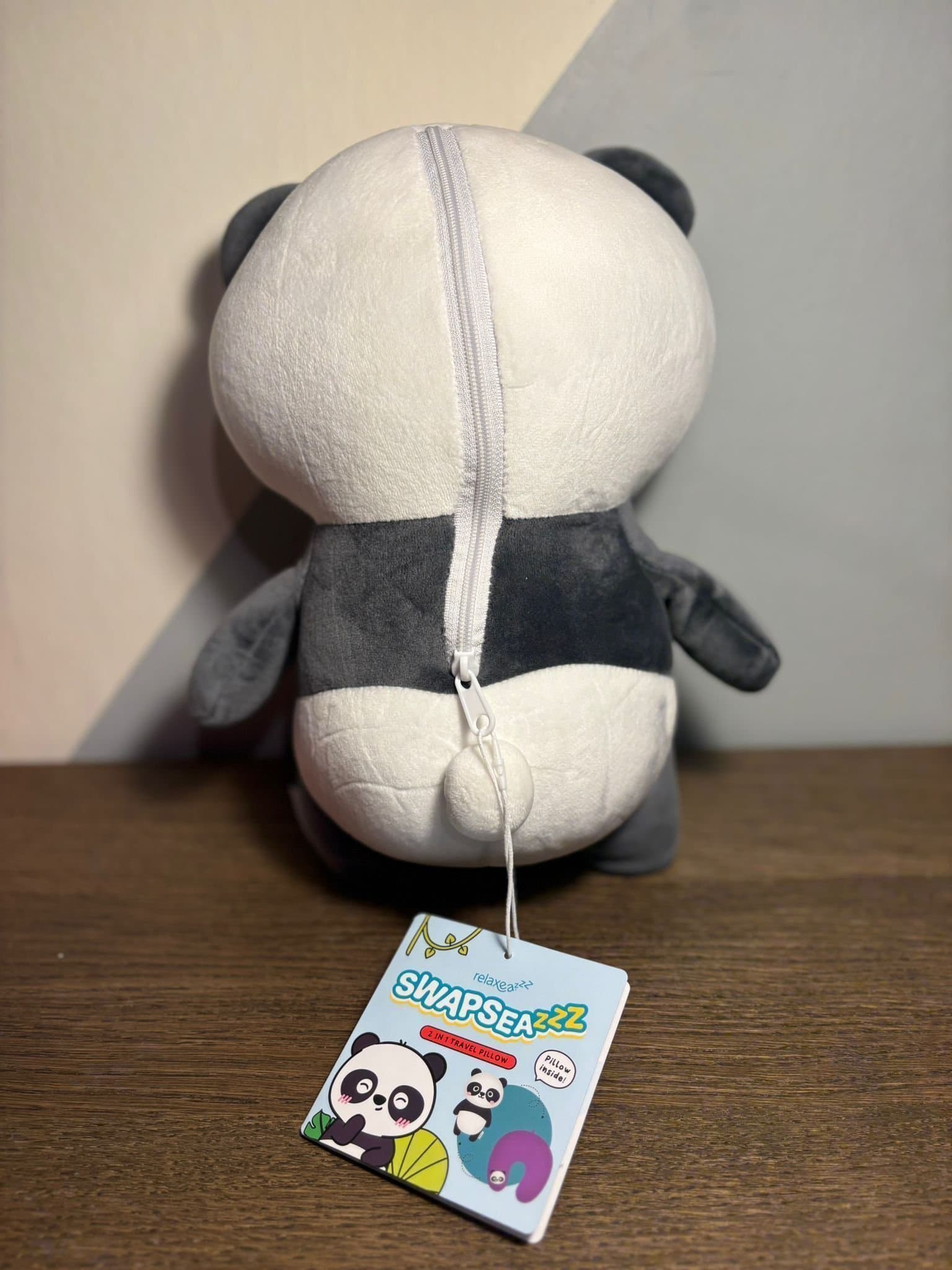 Swapseazzz Adoramals Susu the Panda – 2-i-1 Plysch Resekudde & Leksak