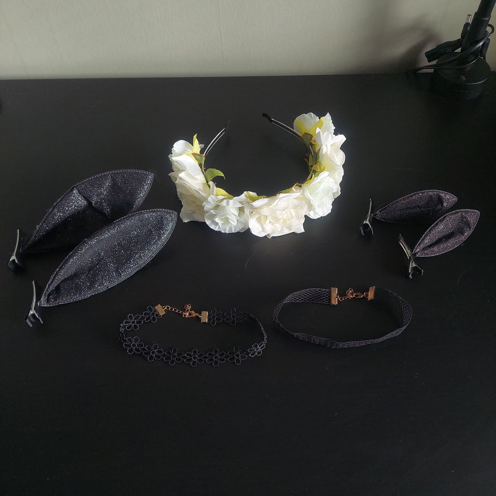 Diadem med blommor, chokers i spets, clips med kaninöron