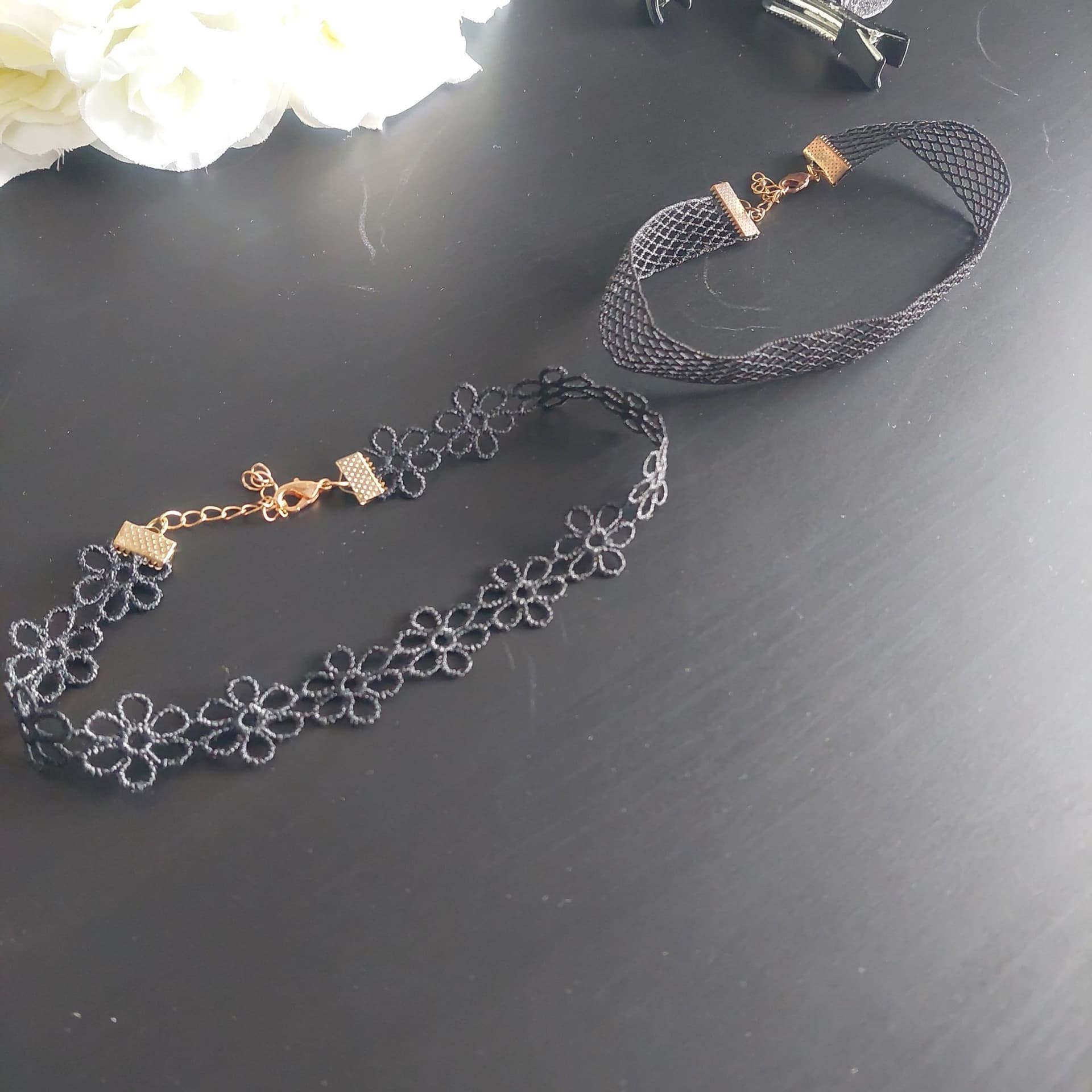 Diadem med blommor, chokers i spets, clips med kaninöron