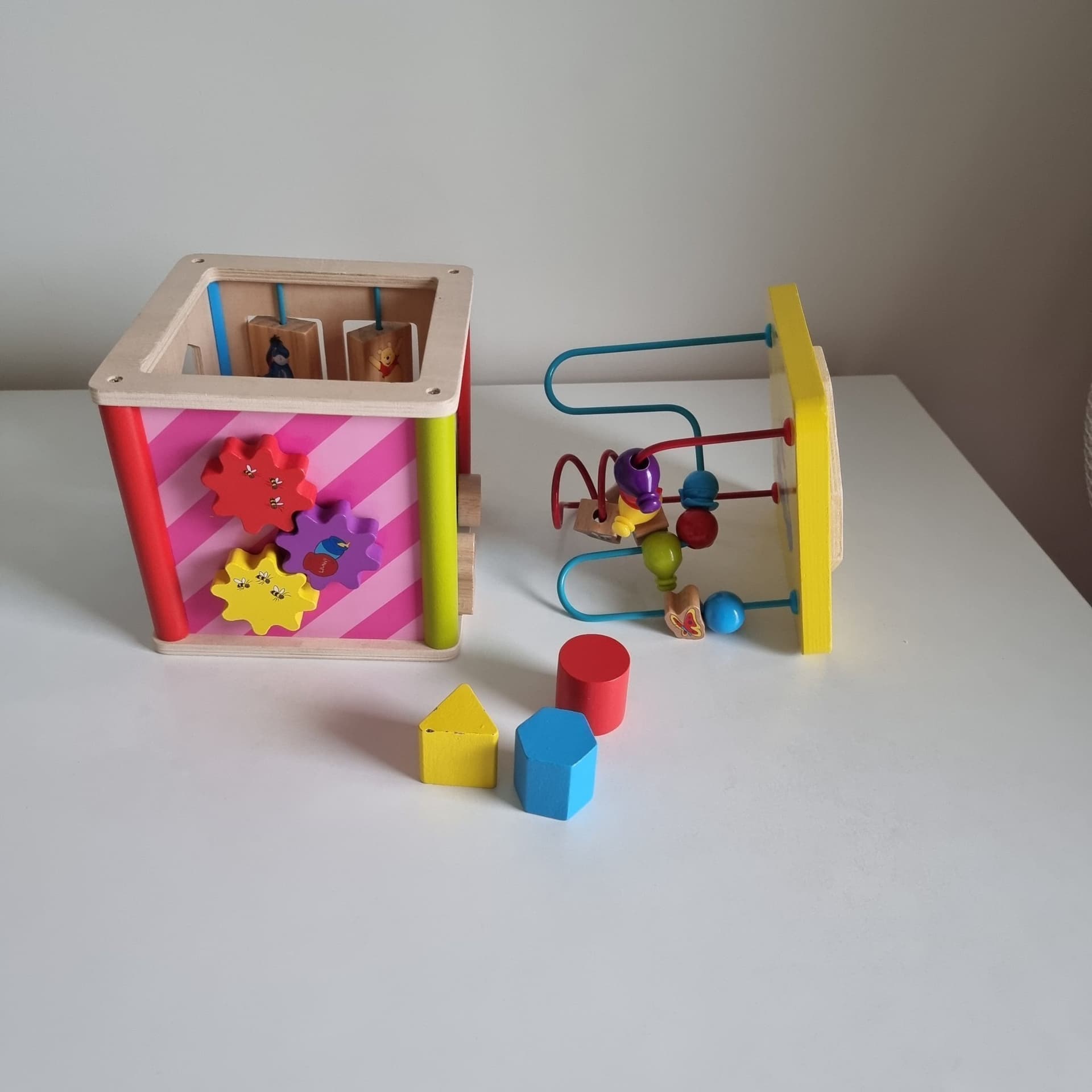 Leksaker: Aktivitetskube och Pärlram
