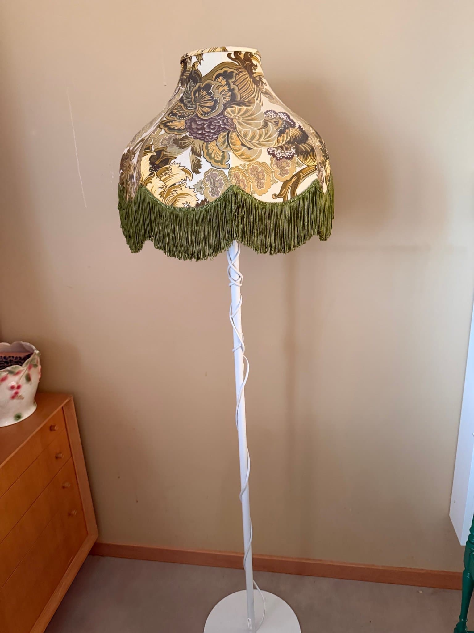 Golvlampa med mönstrad skärm