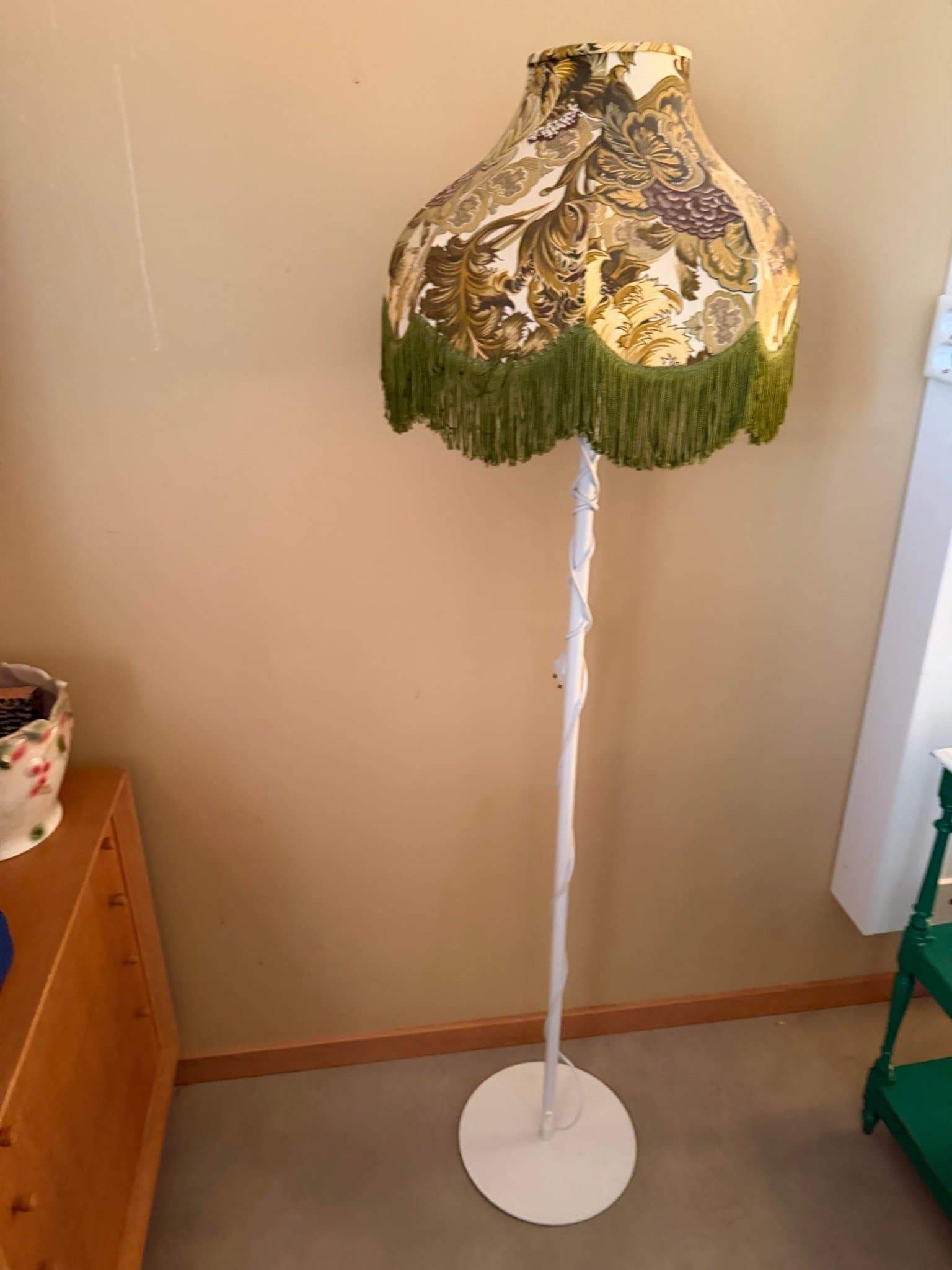 Golvlampa med mönstrad skärm