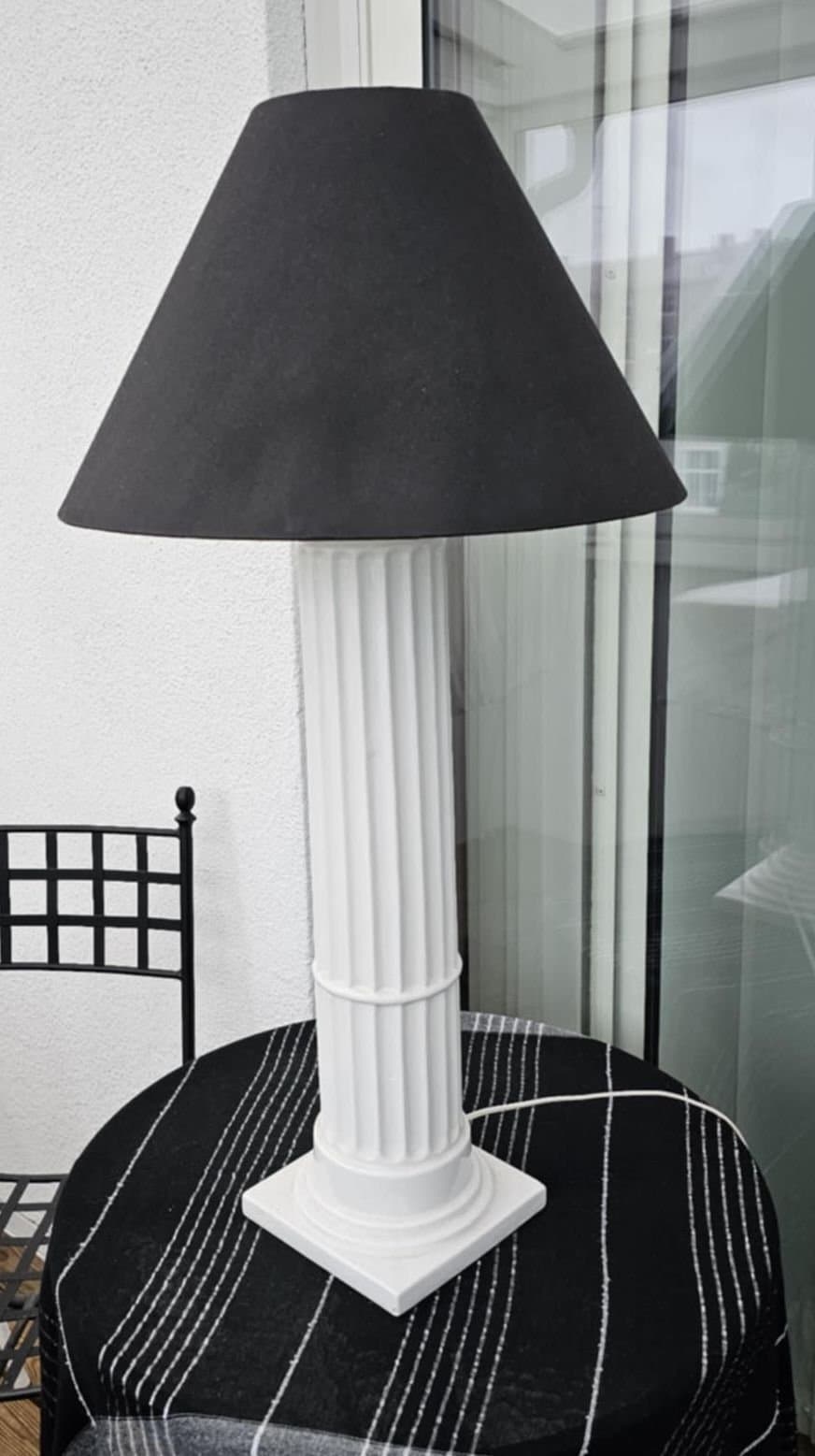 Golvlampa i kolonnstil med svart lampskärm