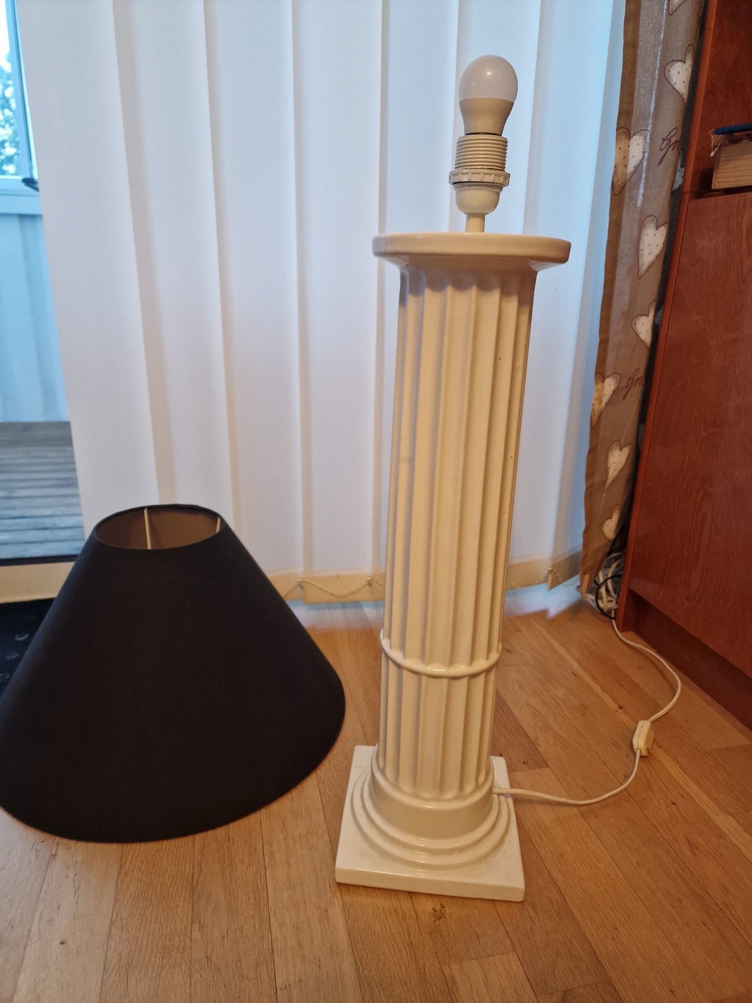 Golvlampa i kolonnstil med svart lampskärm