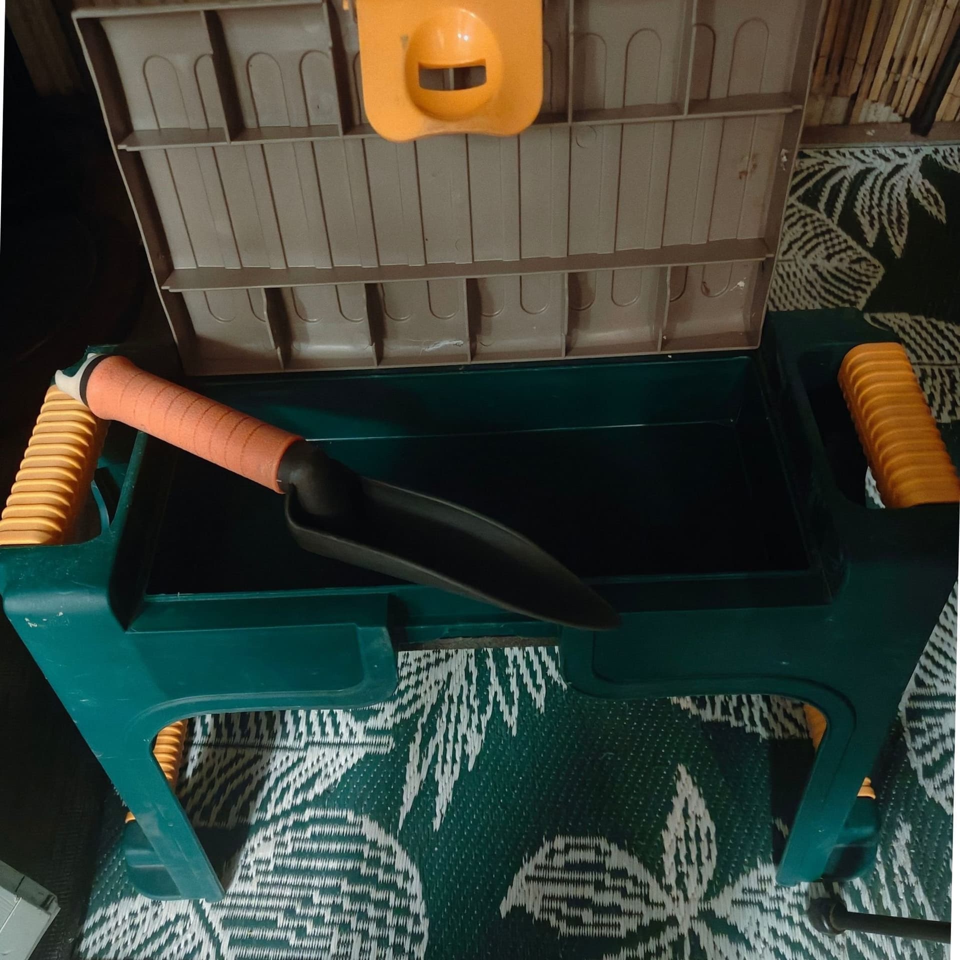 Hopfällbar arbetsbänk/pall med verktygsfack + planteringsspade