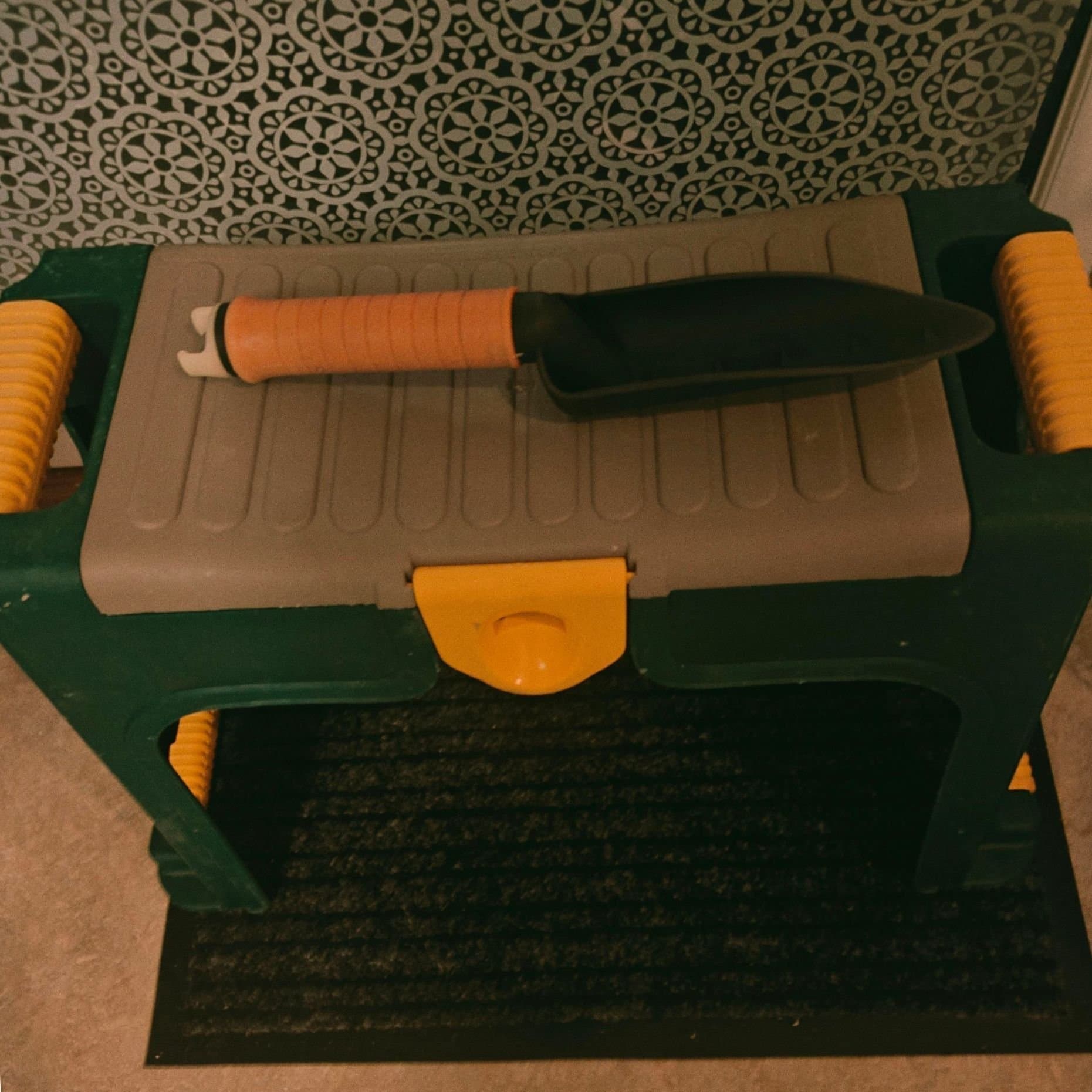 Hopfällbar arbetsbänk/pall med verktygsfack + planteringsspade