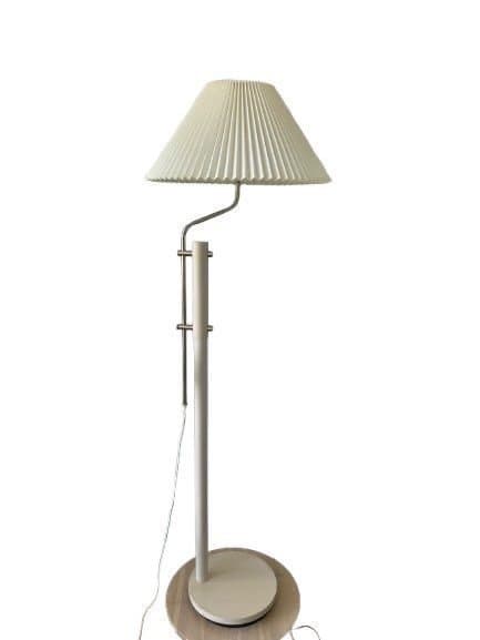 Ateljé Lyktan Golvlampa med plisserad skärm