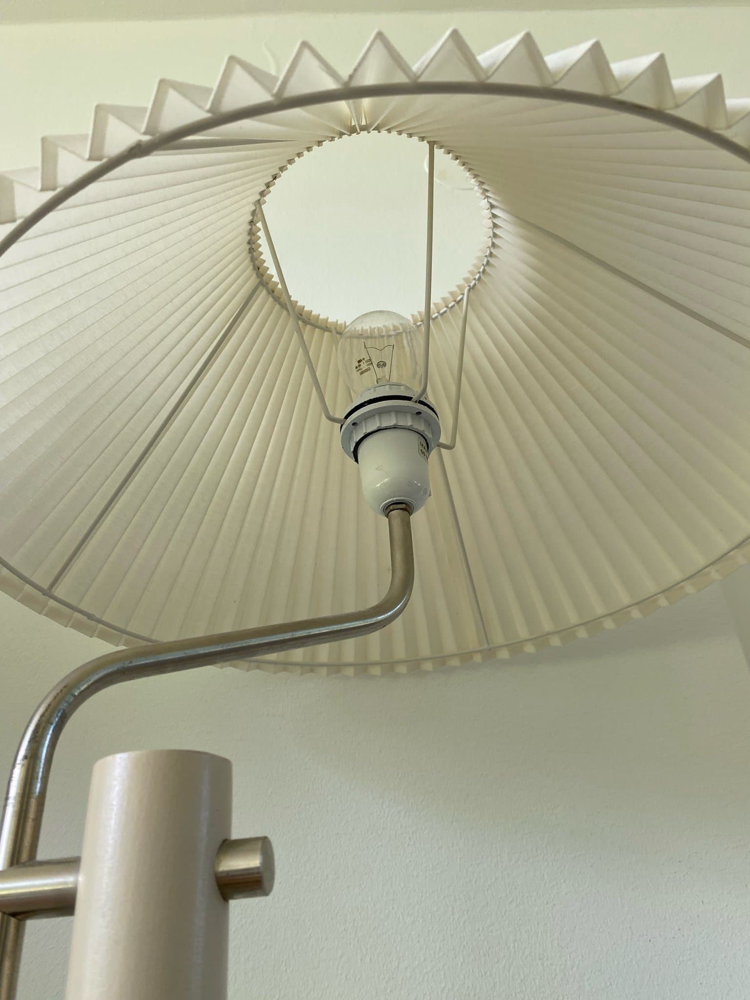 Ateljé Lyktan Golvlampa med plisserad skärm