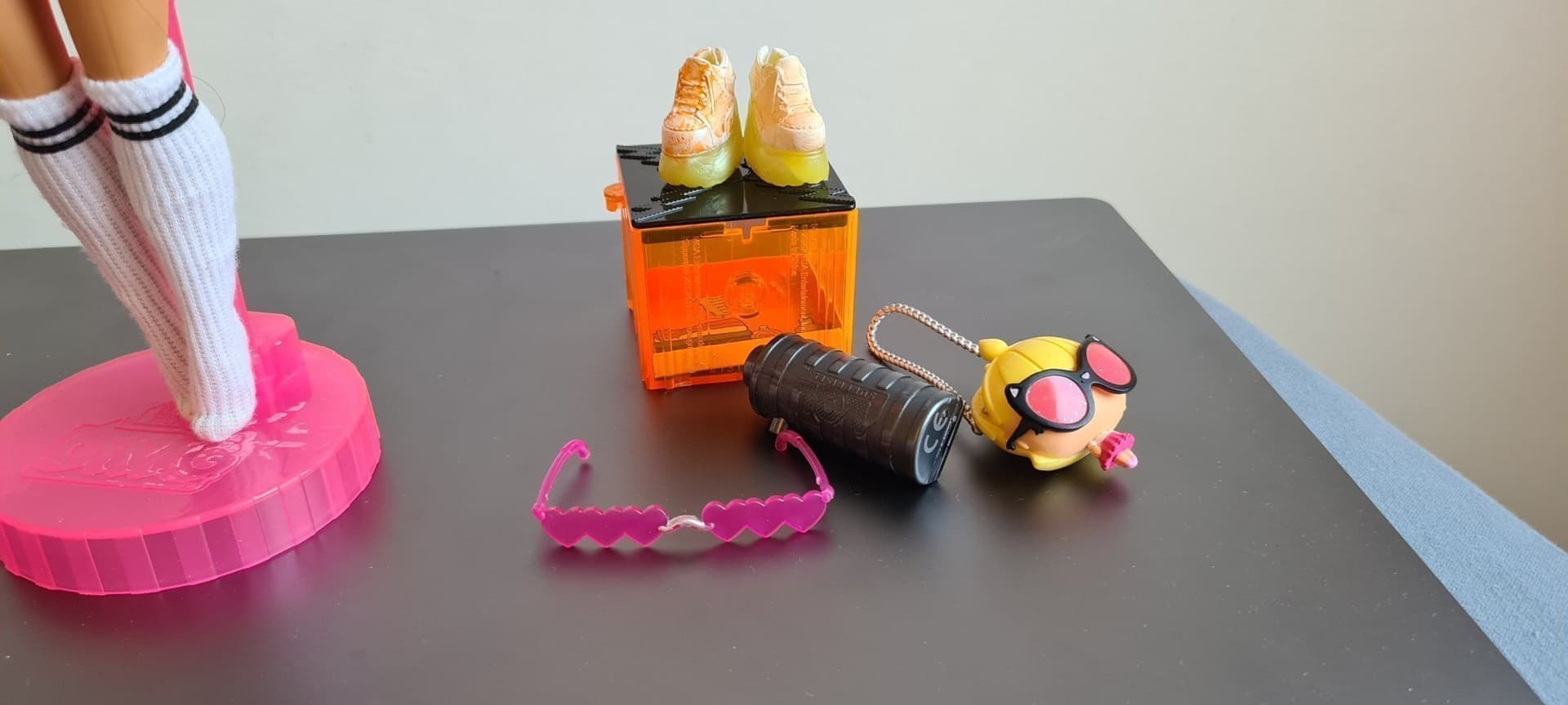 L.O.L. OMG Docka – Superfin! + LED-Lampa för Extra Detaljer