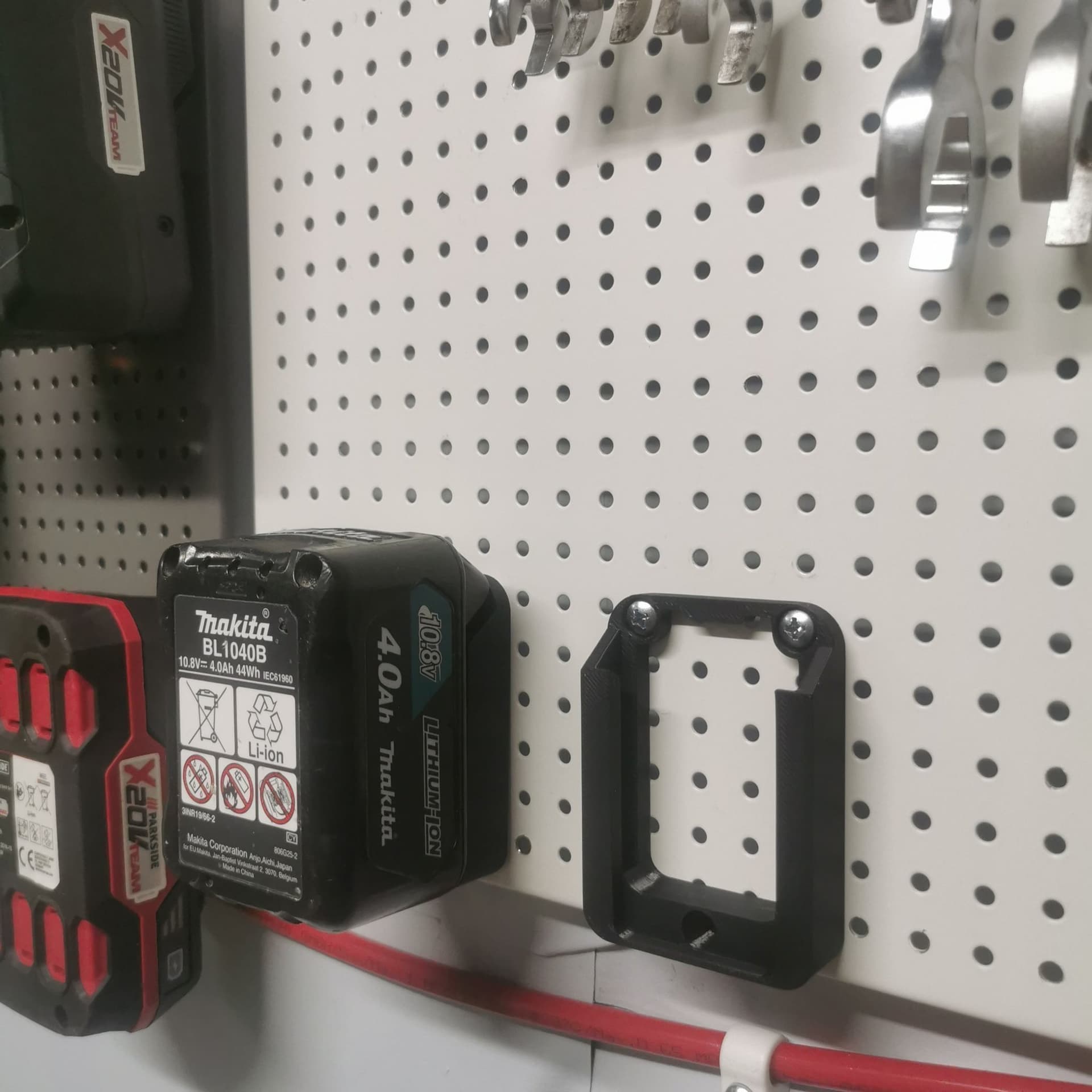 5st 3D-printade väggfästen för Makita 12v batteri