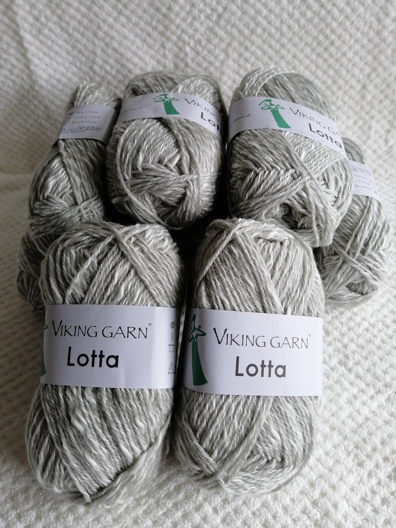 REA! Viking Lotta 10x50gr , pärlgrå. 43% bomull, 57% superwash merinoull.