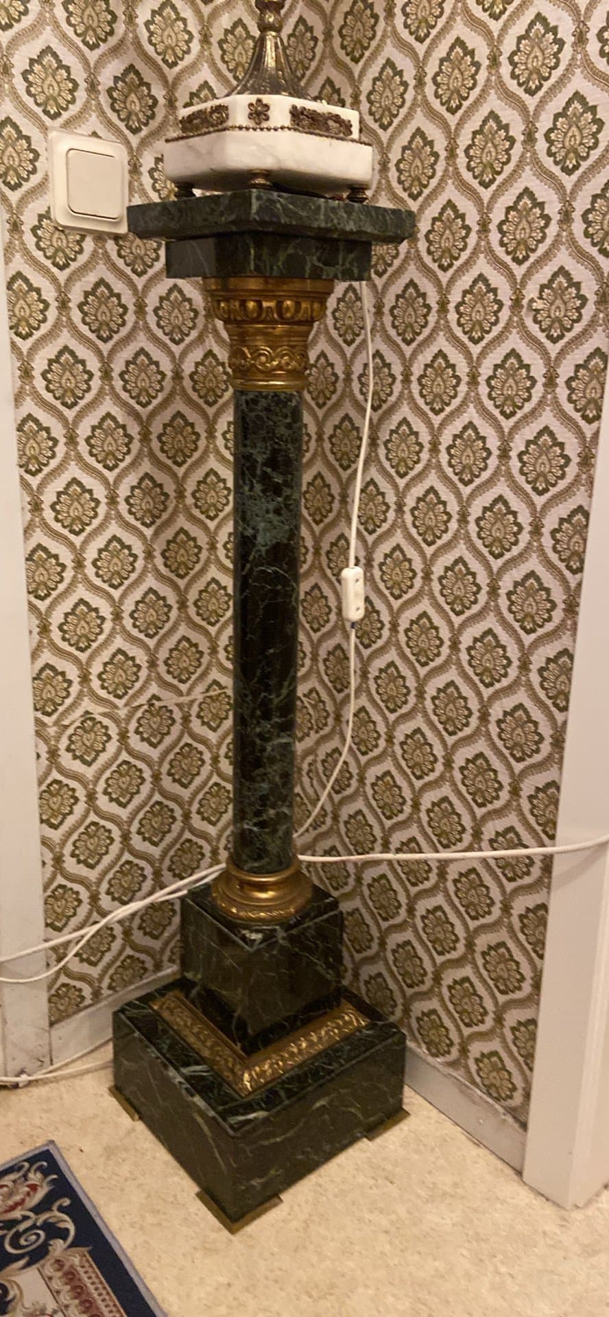 Elegant golvlampa med marmor och mässing