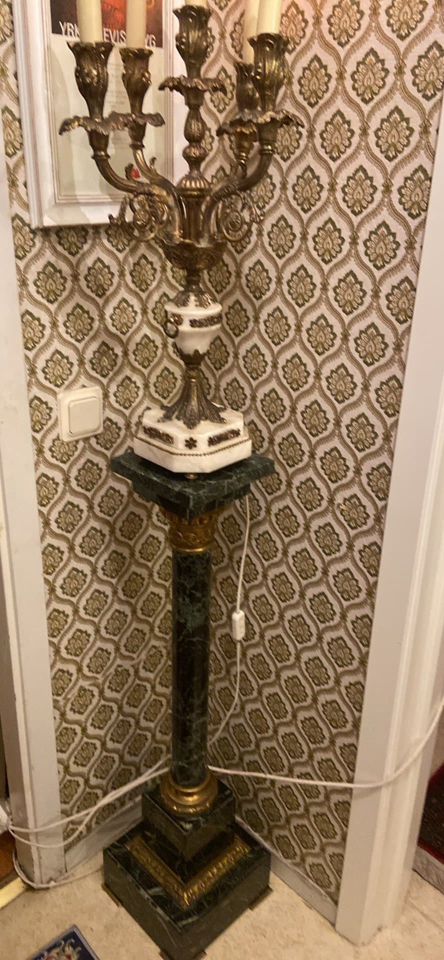 Elegant golvlampa med marmor och mässing