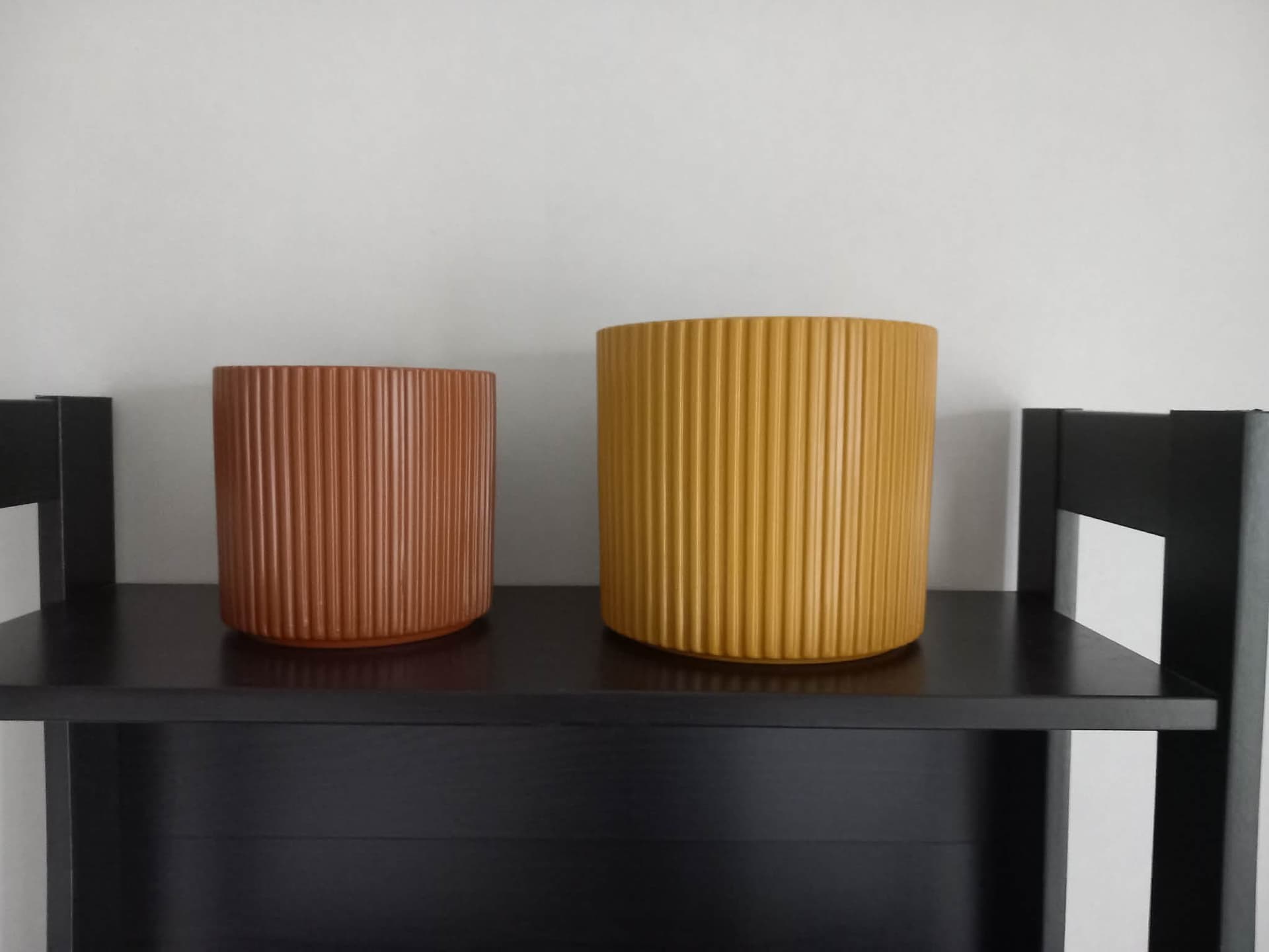 Två krukor i räfflad design