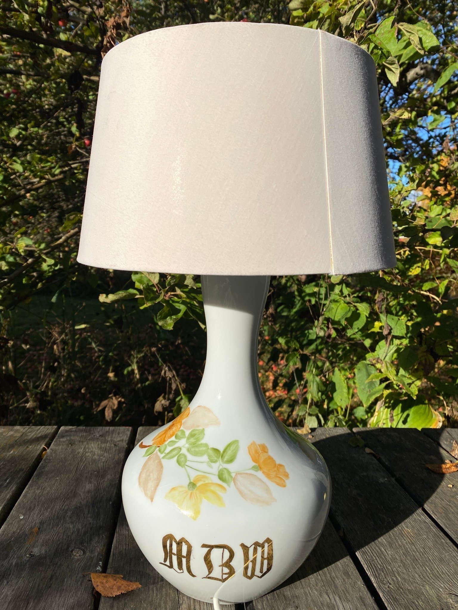 Gammal Porslins Bordslampa Med Lampskärm Handmålade Rosor Signerad MBW Numrerad