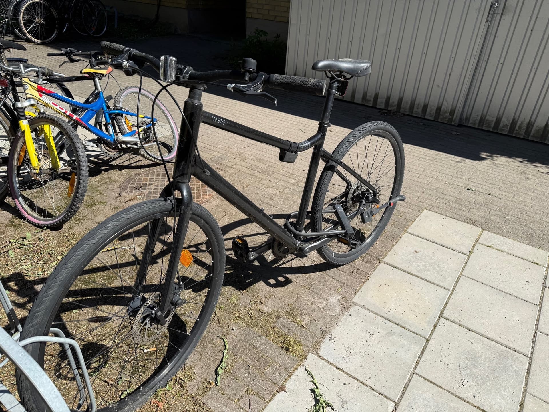 White cykel med 8 växlar och skivbromsar